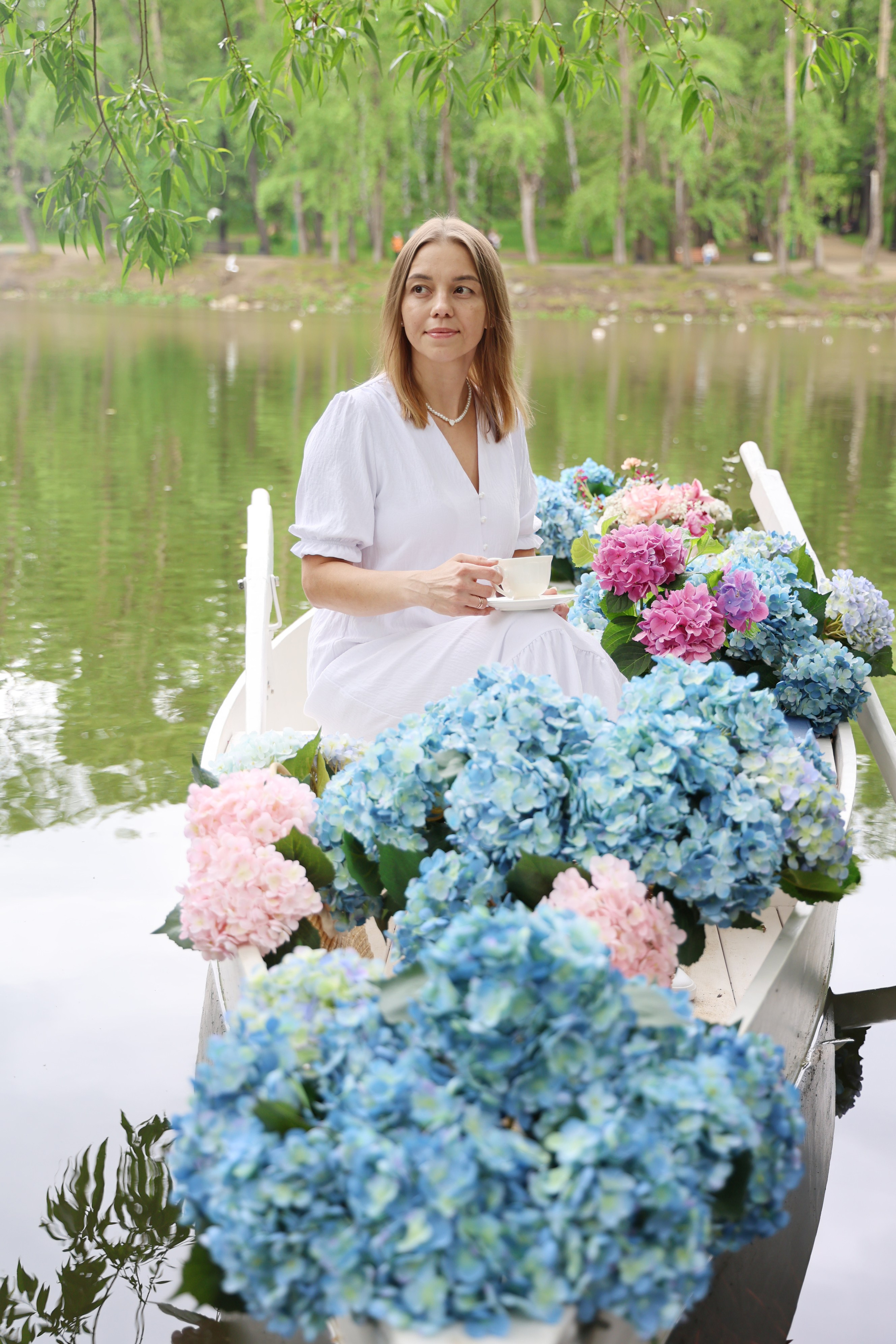 Фотосессия в лодке, лодка, озеро, платье, книга, шляпа, зонт, перчатки, весла, лето. Свадебный, семейный, женский и детский фотограф из Екатеринбурга