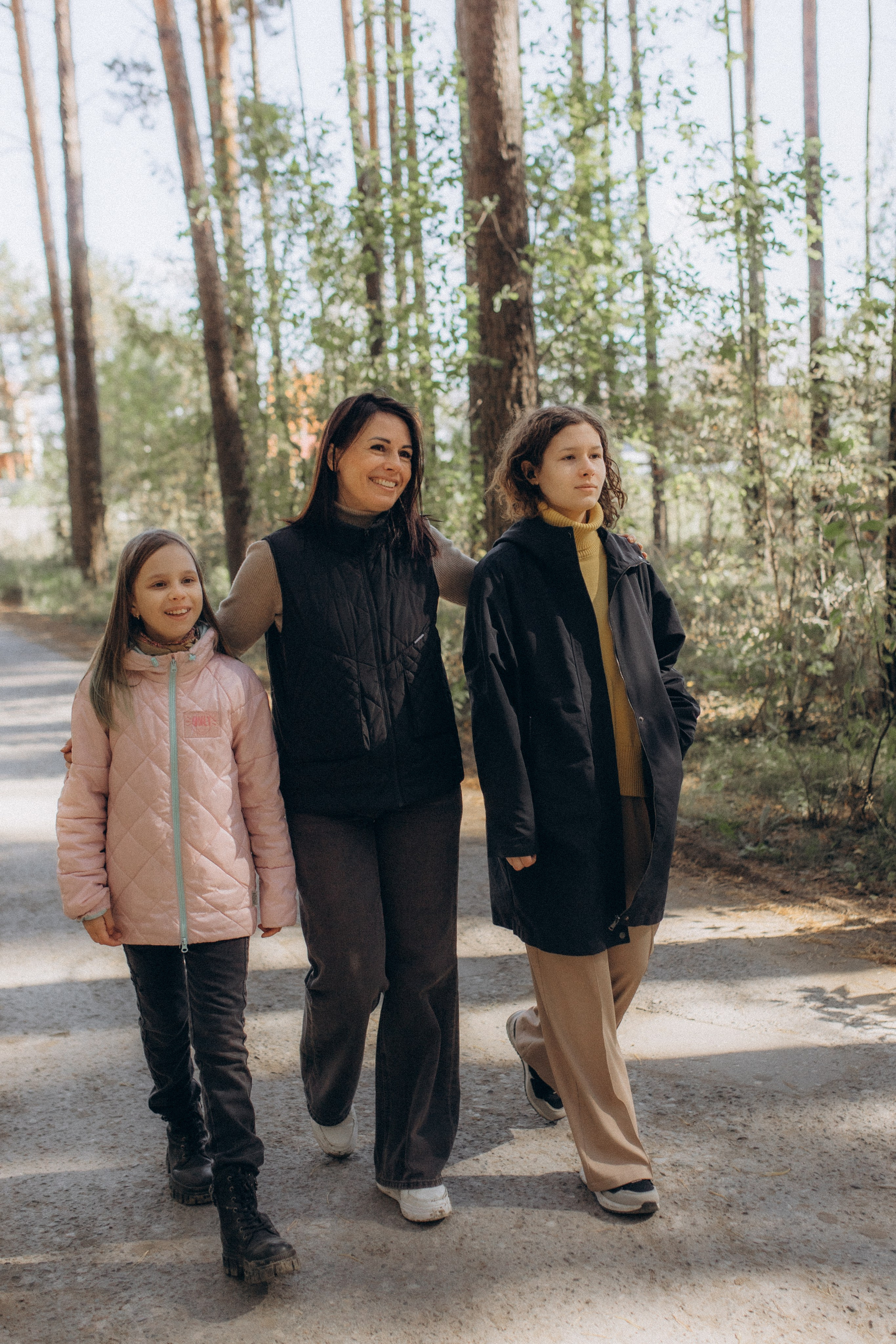 Аня с Ясей и Соней на Обском, осень. Семейный фотограф lifestyle в Новосибирске Елена Шпилевая