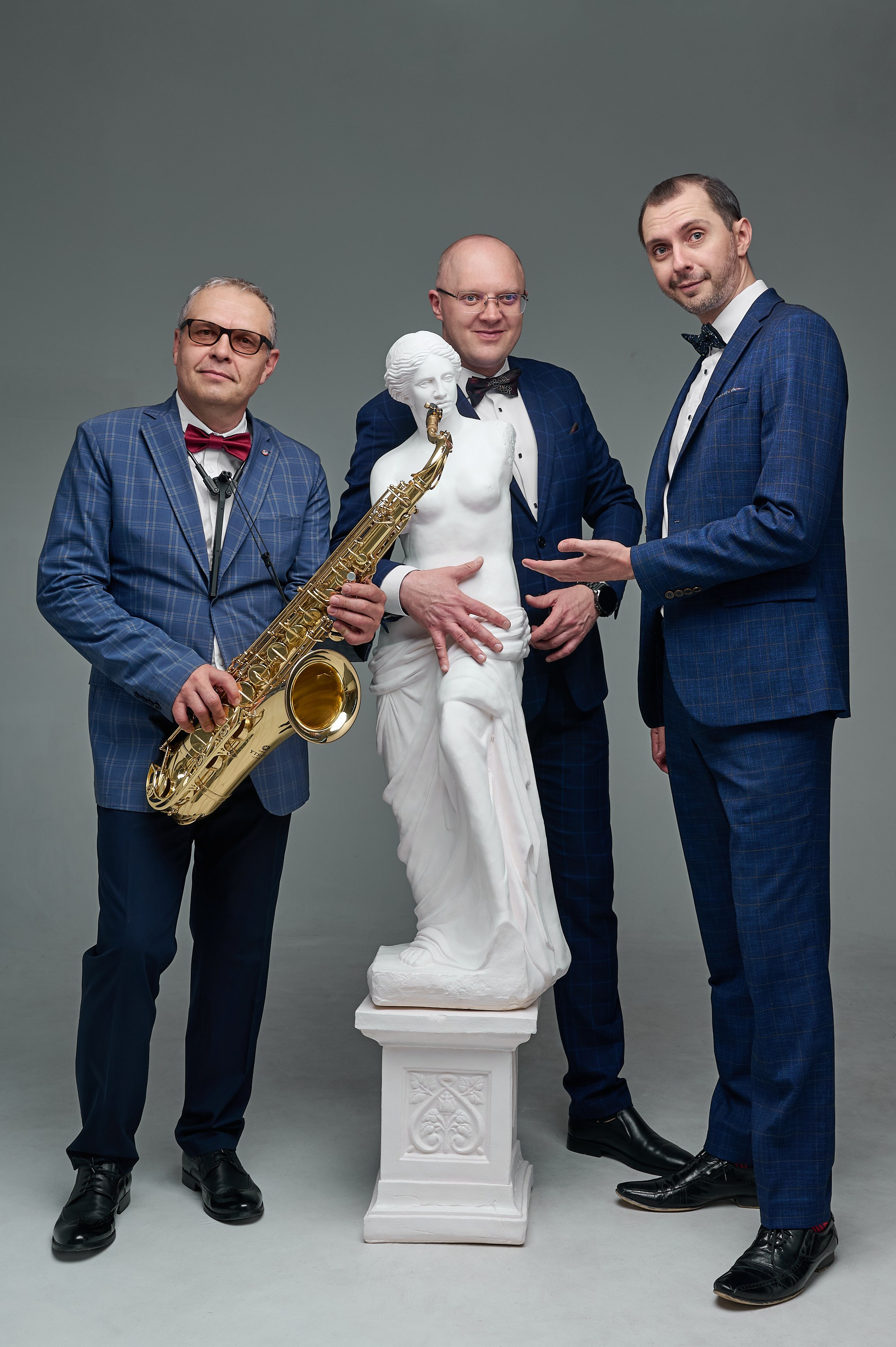 Фотоальбом "Музыканты для афиши" представляет собой коллекцию профессионально снятых фотографий музыкантов, которые могут быть использованы для создания афиши концерта или музыкального события