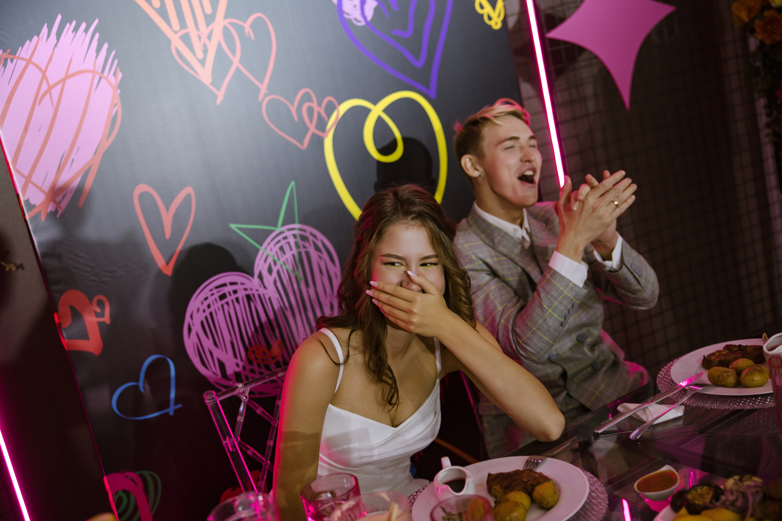 Яркая неоновая свадебная фотосессия в «Нет на карте». Свадебный и семейный фотограф в Самаре и Тольятти | Елена Топанцева