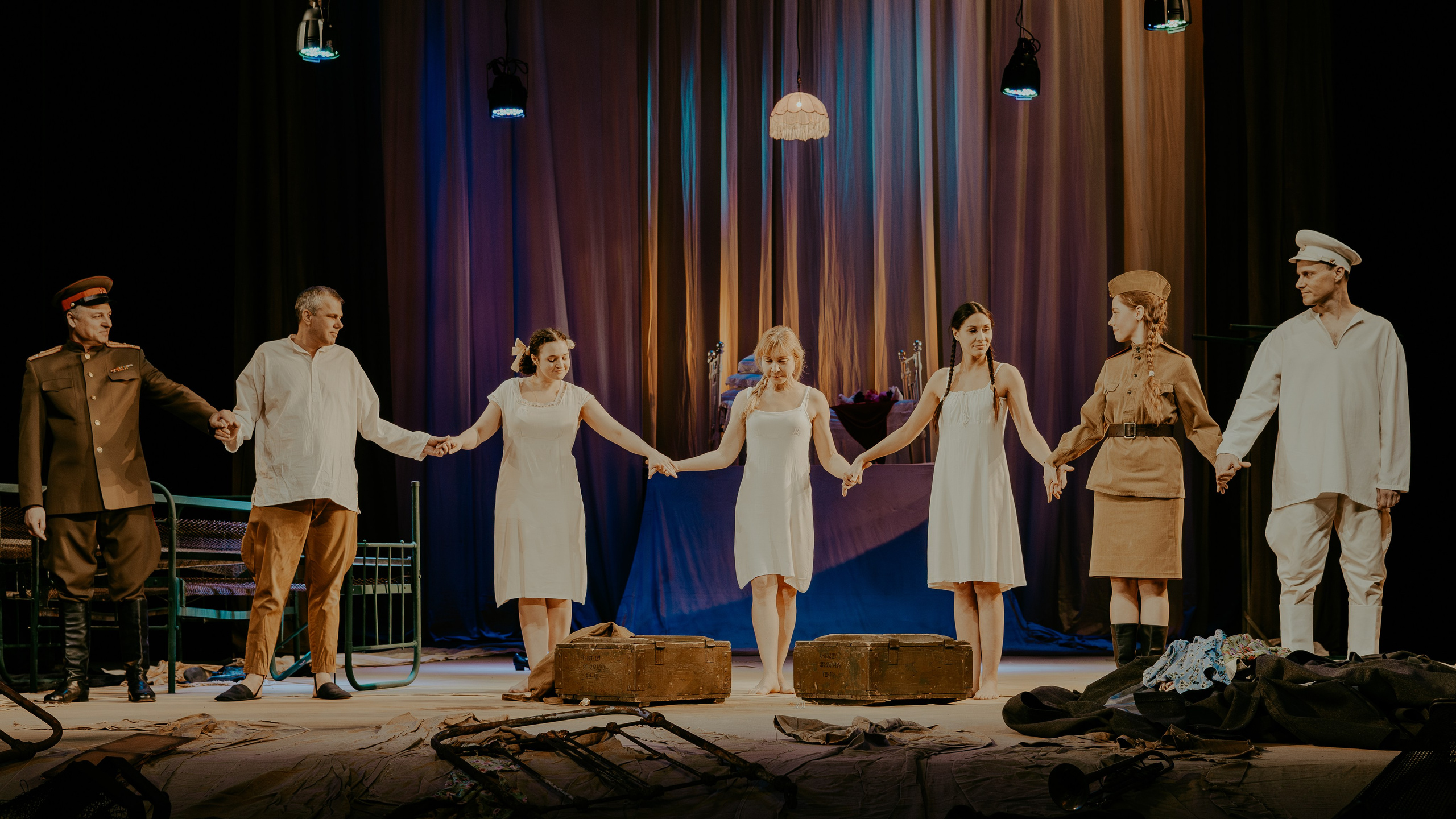 Театр Юного Зрителя " Не покидай меня». Фотограф Марк Файзулин