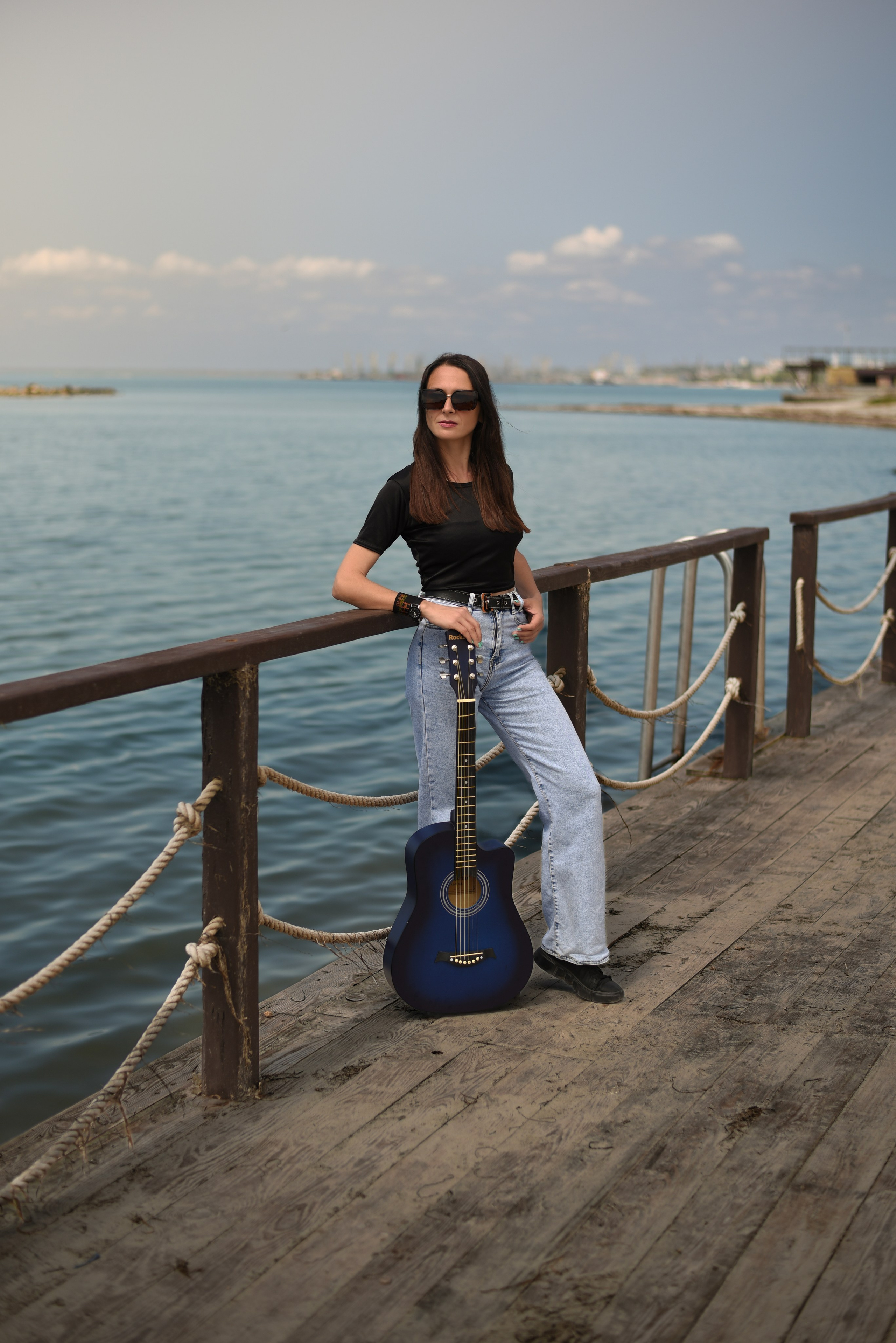 Девушка с гитарой. Главная