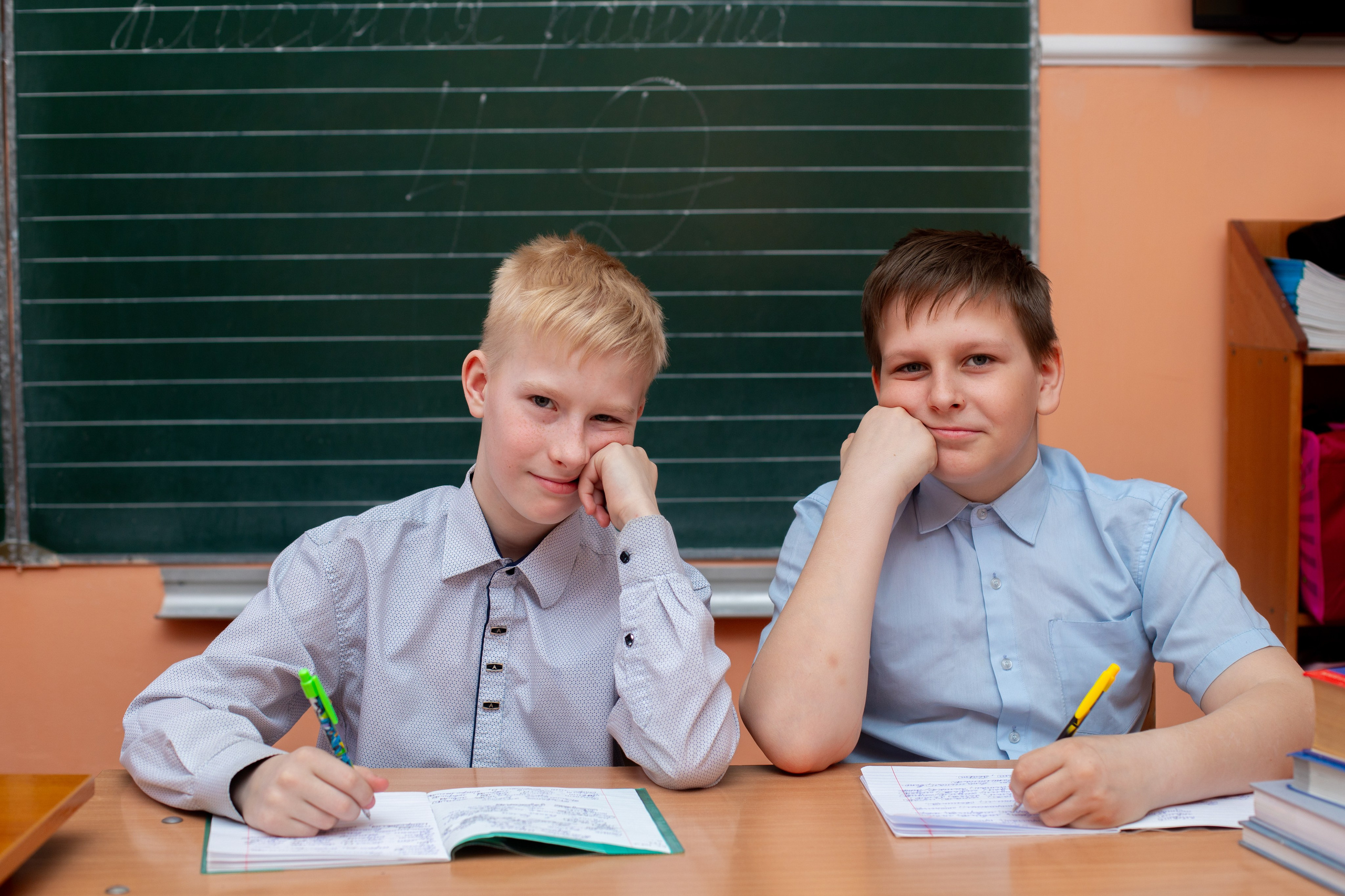 4д Емельяновская школа. Альбомы с самого детства. +79237847111