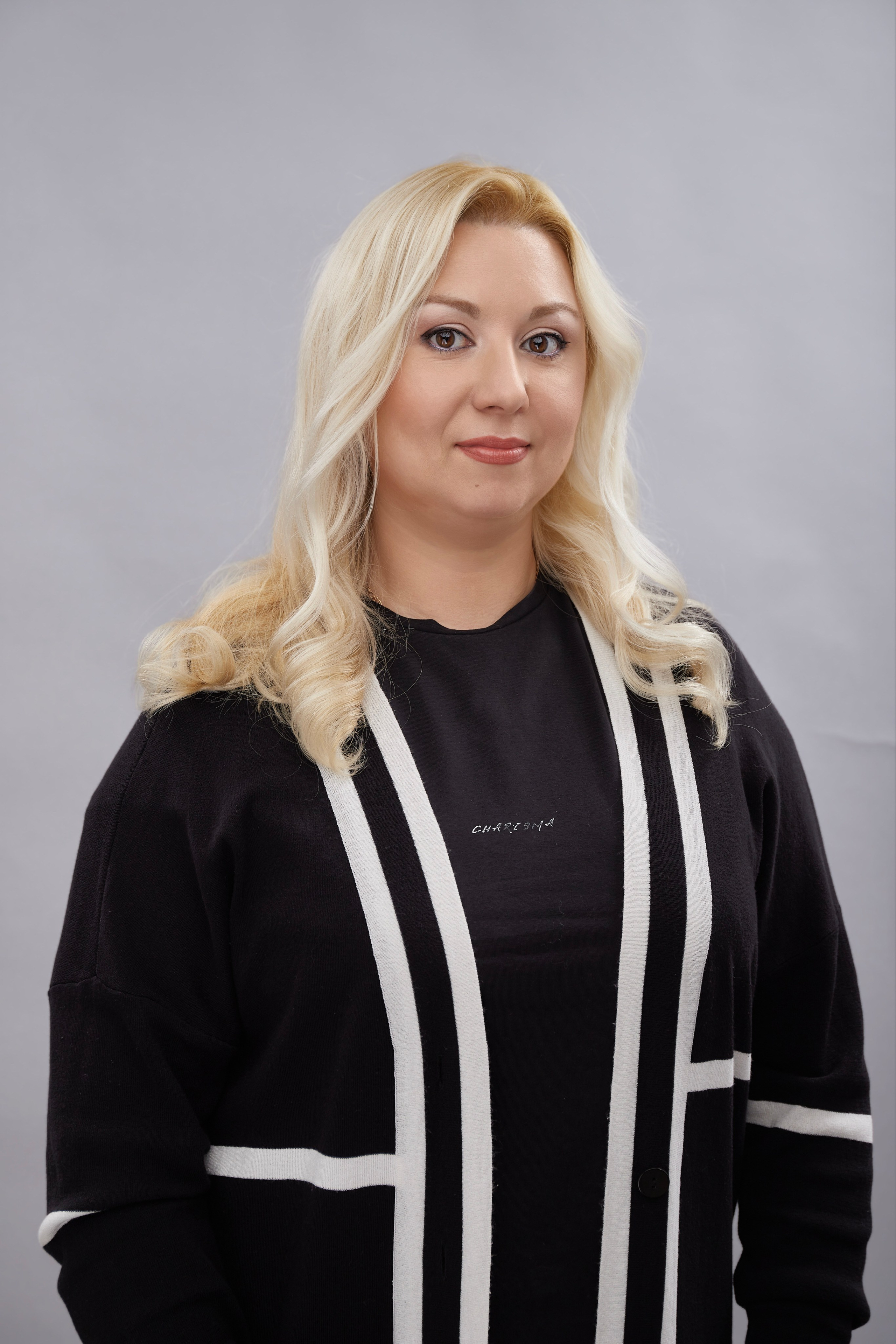 "Профессиональный портрет мужчины в студии""Женский портрет с естественным освещением""Крупный план портрета улыбающейся женщины""Портретная съемка в студии для делового портфолио"Для съемки сотрудников компании:"Группа сотрудников компании на корпоративной фотосессии""Портреты сотрудников офиса для корпоративного сайта""Фотосъемка команды компании в рабочей обстановке""Деловой портрет сотрудника для бизнес-профиля"