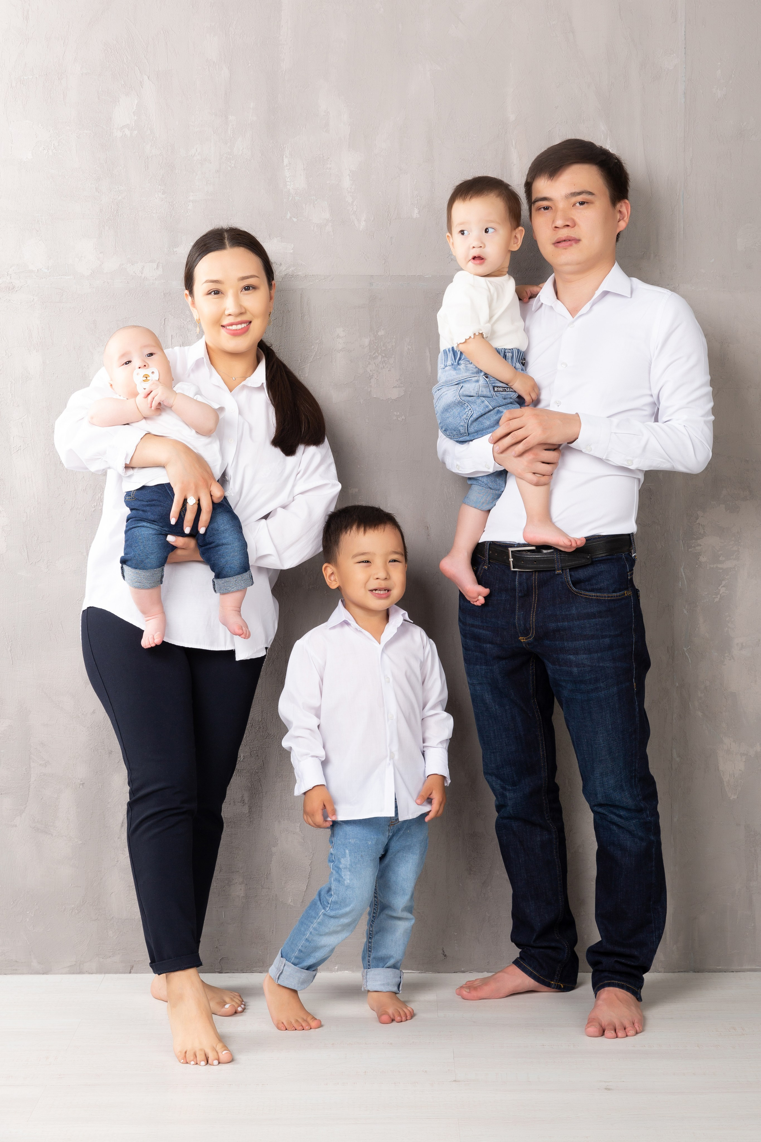 Аяулым и семья. Фотостудия Алматы. Семейная и детская фотостудия Family studio.Фотограф Алматы