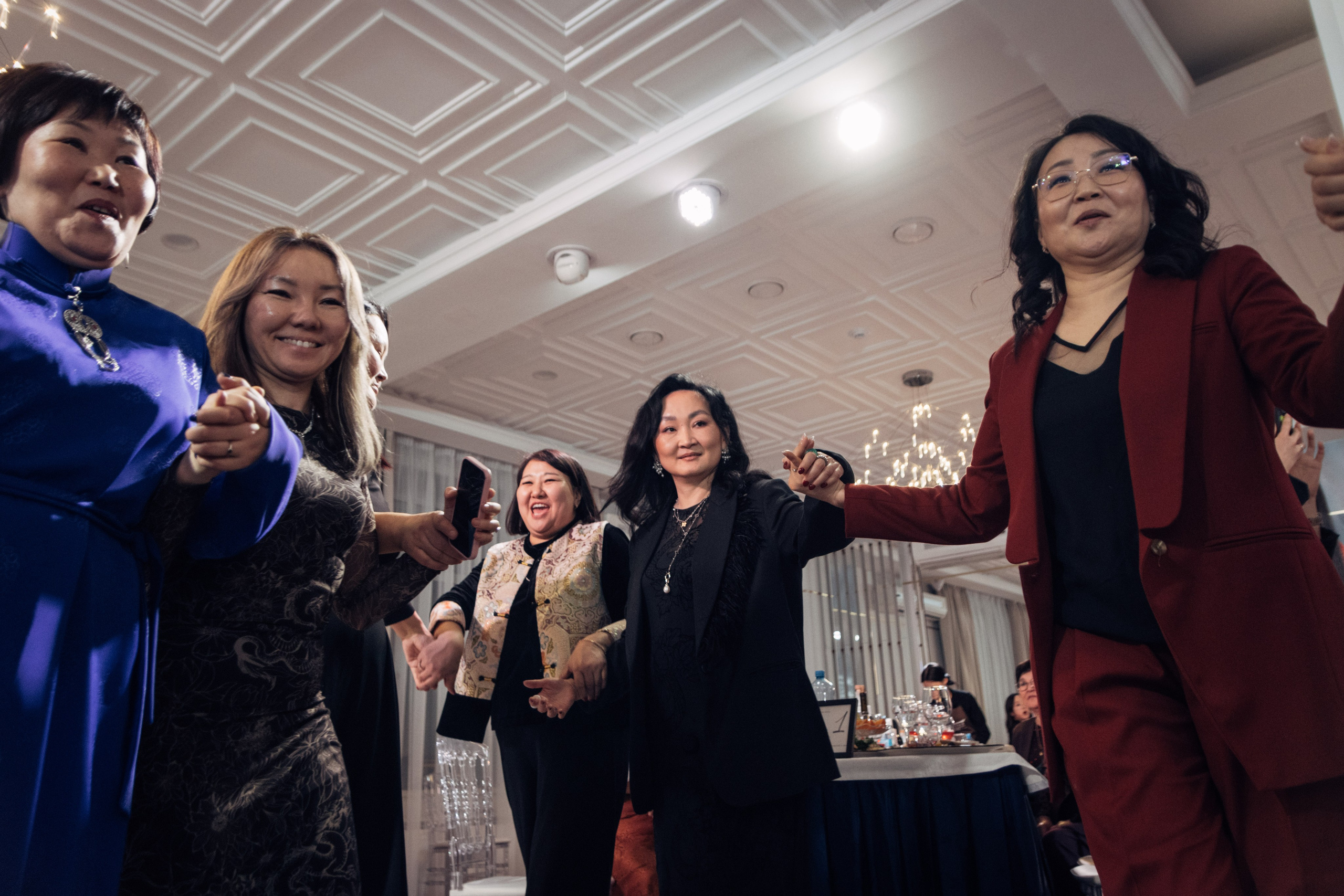 День рождения Любови в ресторане «Бурятия» — фотоотчёт праздника. Репортажный фотограф на дни рождения и юбилеи в Улан-Удэ — Алексей Раднаев