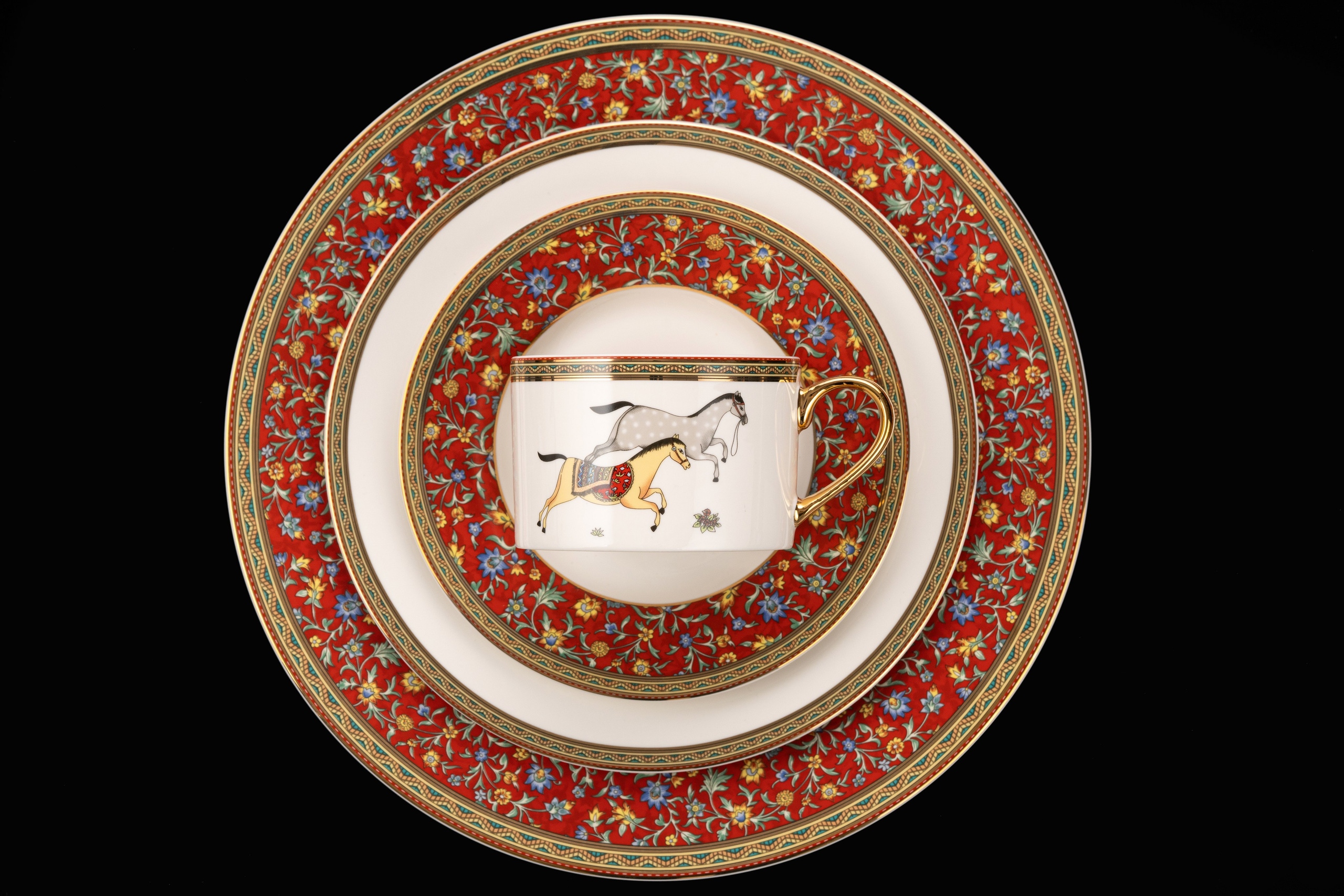 чашка Waseela с лошадьми и тарелки композиция предметная фотосъёмка посуды рекламная съёмка фотосъёмка в Алматы Ринат Каримов Казахстан