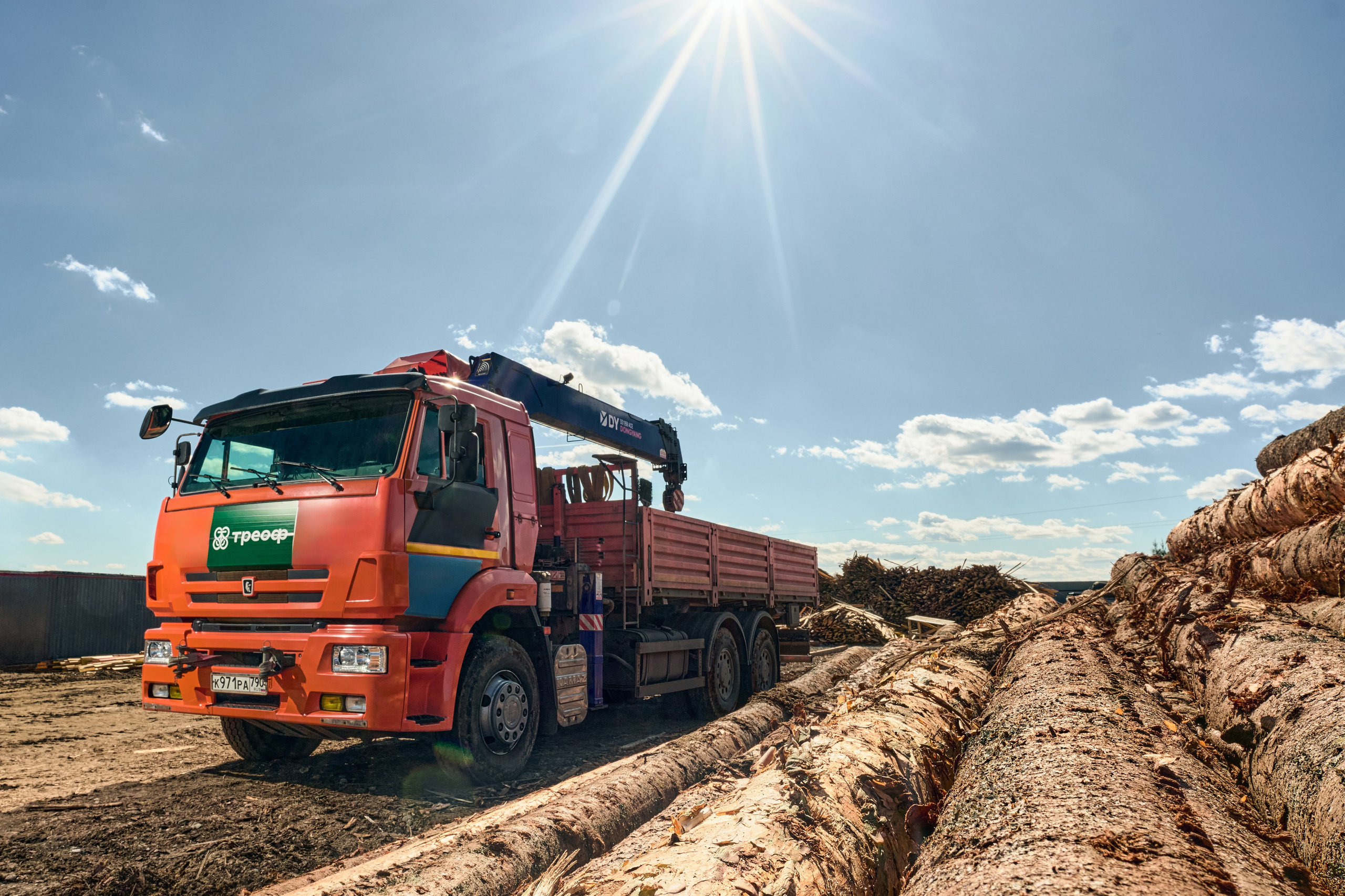 грузовик погрузчик на лесопилке