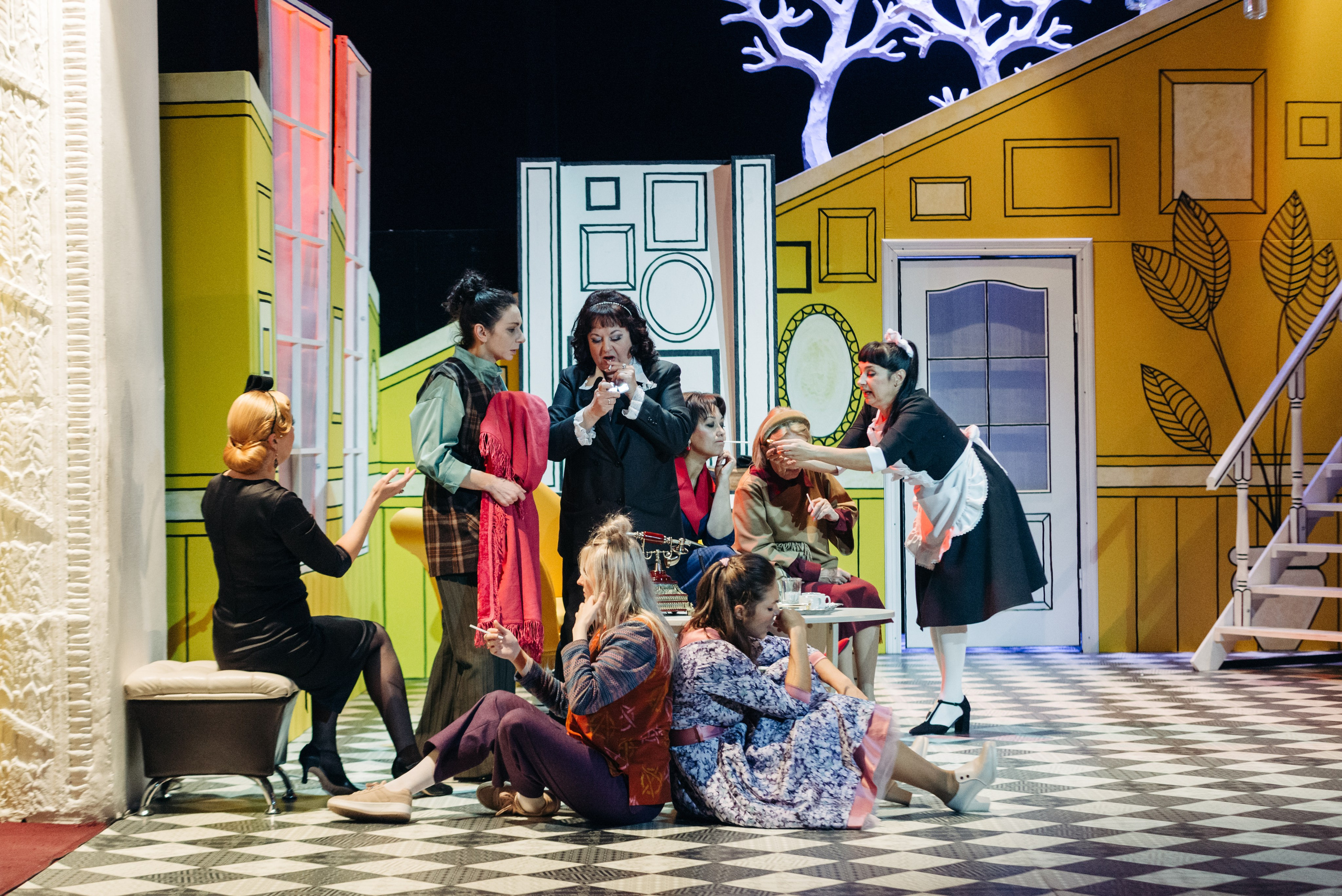 8 любящих женщин. Главная