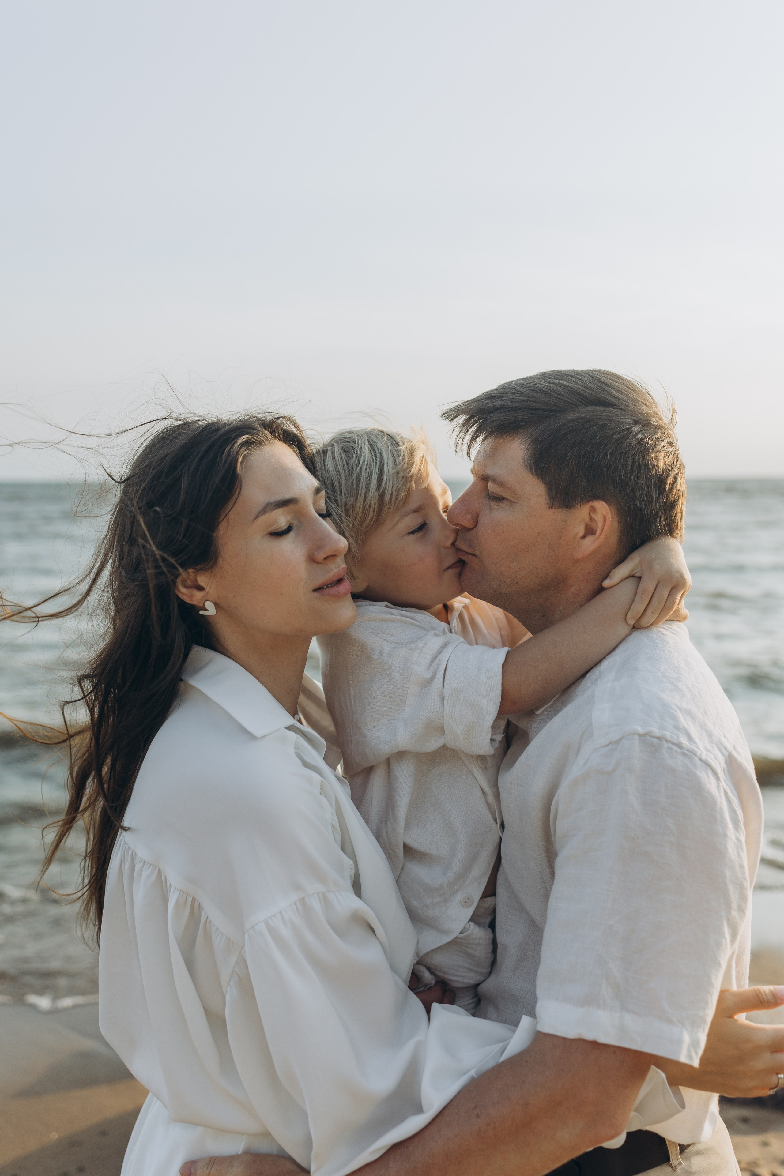 Эмилия, Дмитрий и Демид на Финском заливе. Семейный фотограф в Москве Виктория Ястребинская