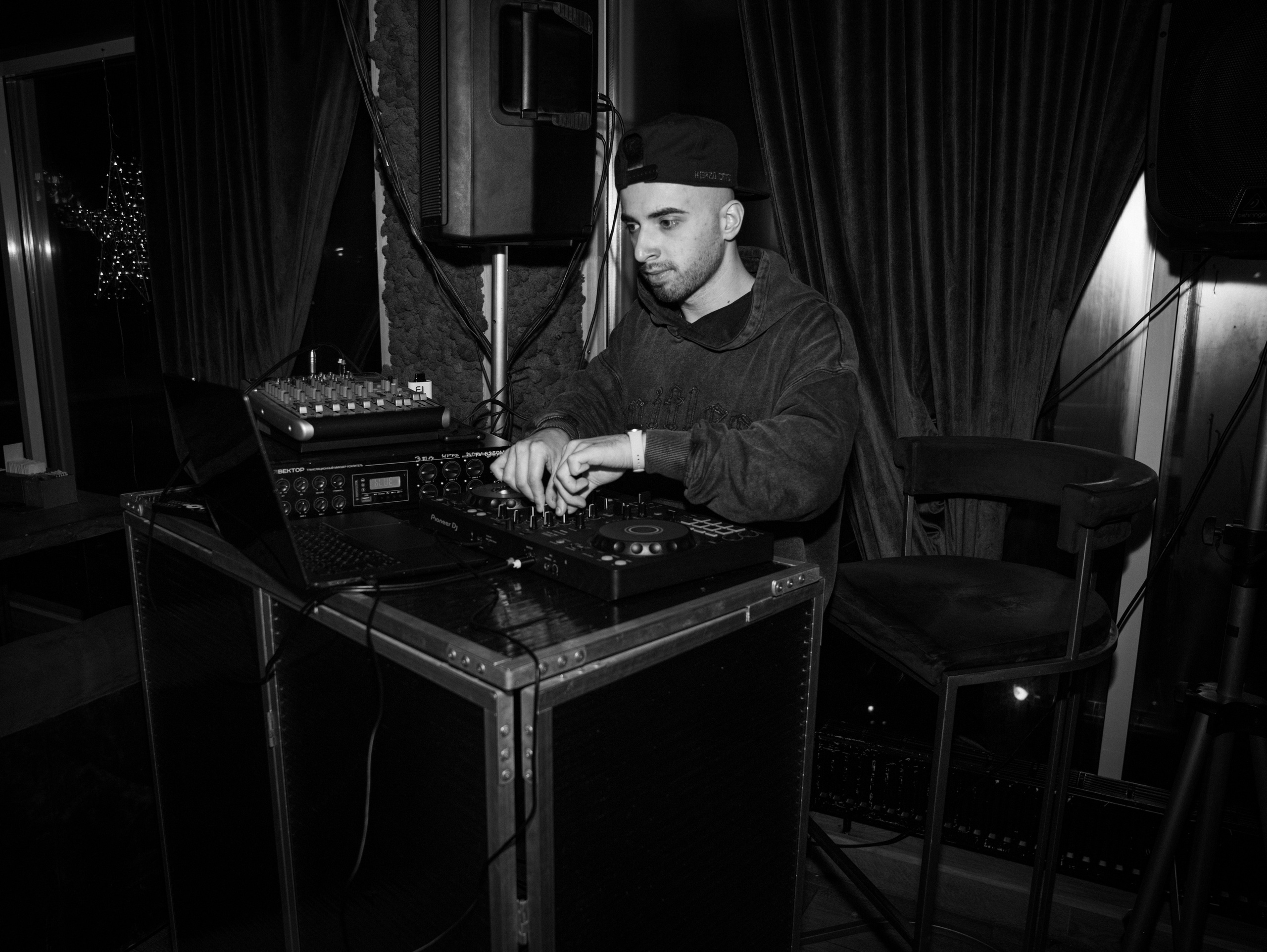 Репортажка из кальян-бара. Свадебный и семейный фотограф в Москве Мила Широких