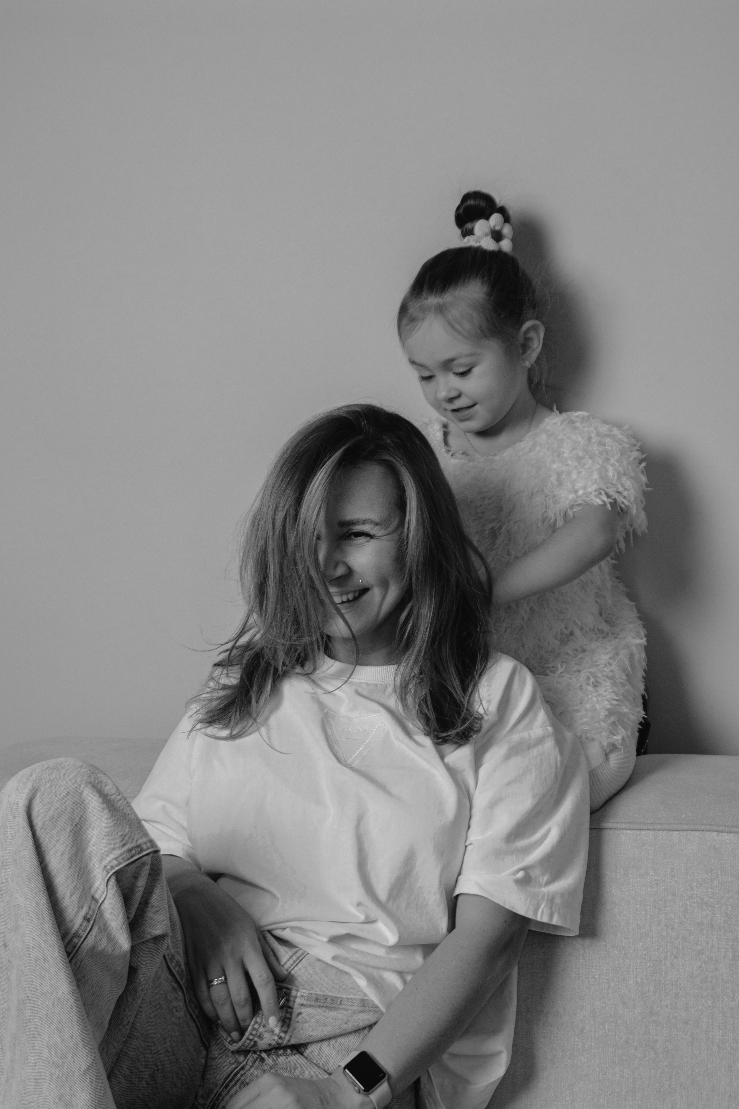 Дочка поправляет маме волосы