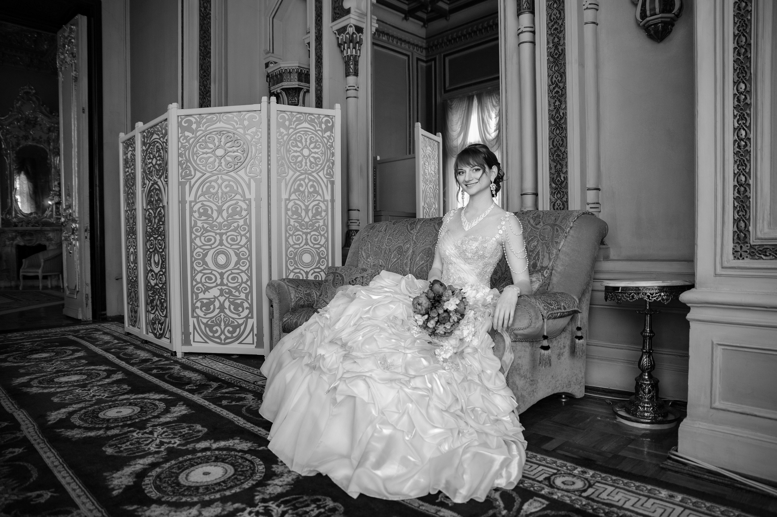 Черно-белая свадебная фотосессия для молодоженов в золотой гостиной первого дворца в Санкт-Петербурге.