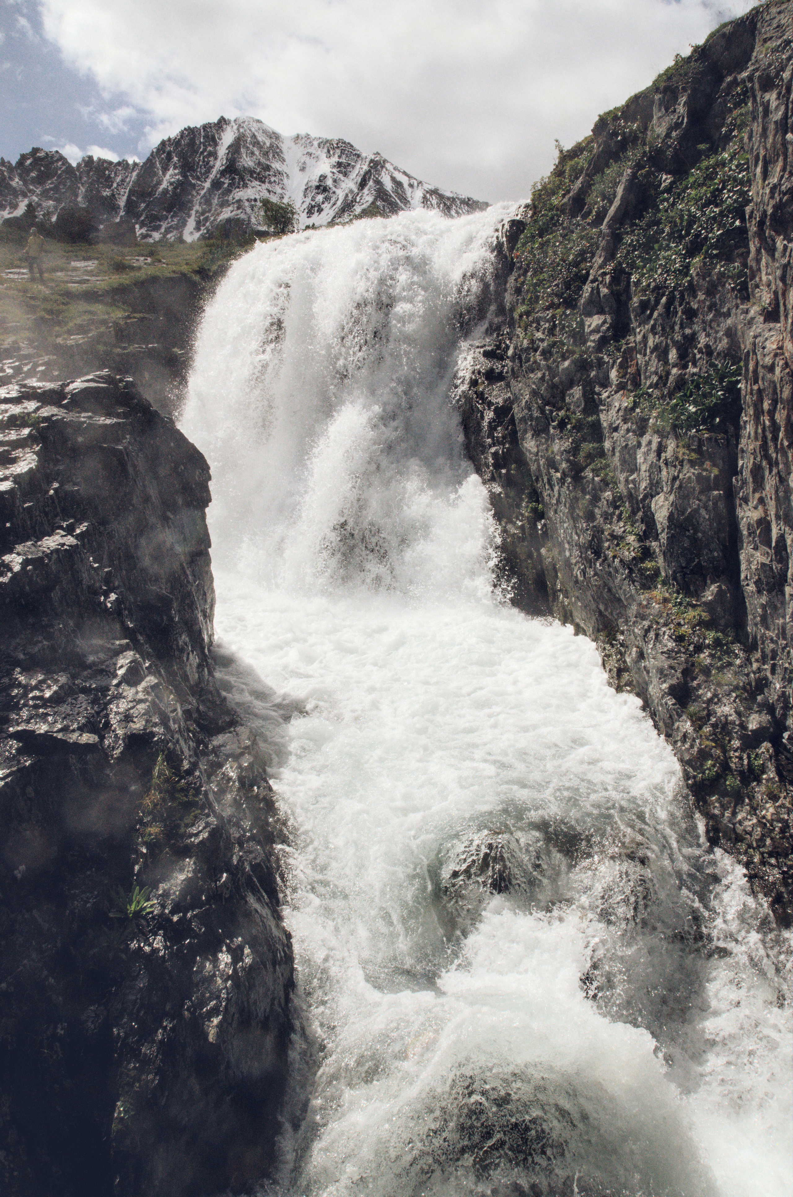 Водопад в каньоне на Алтае