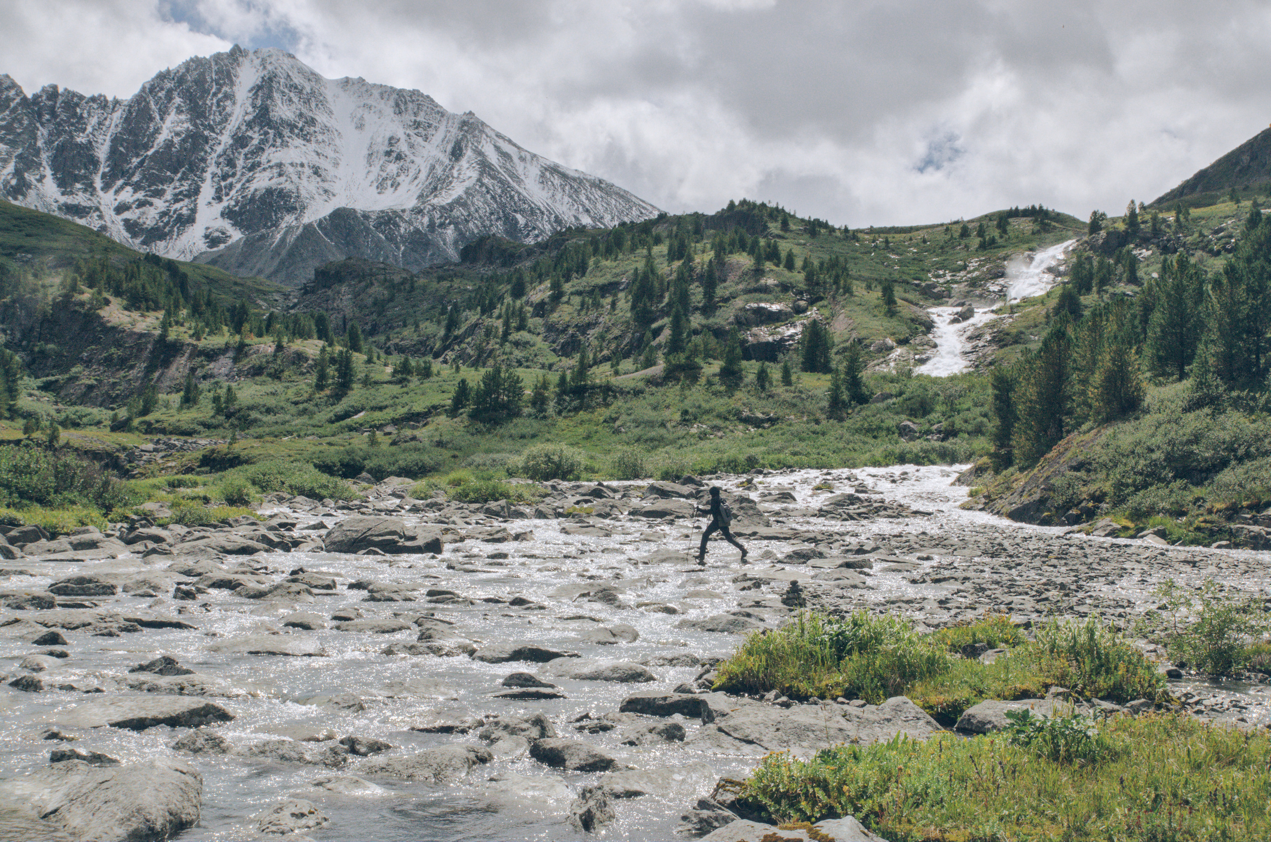 Река с водопадом на фоне гор Алтая