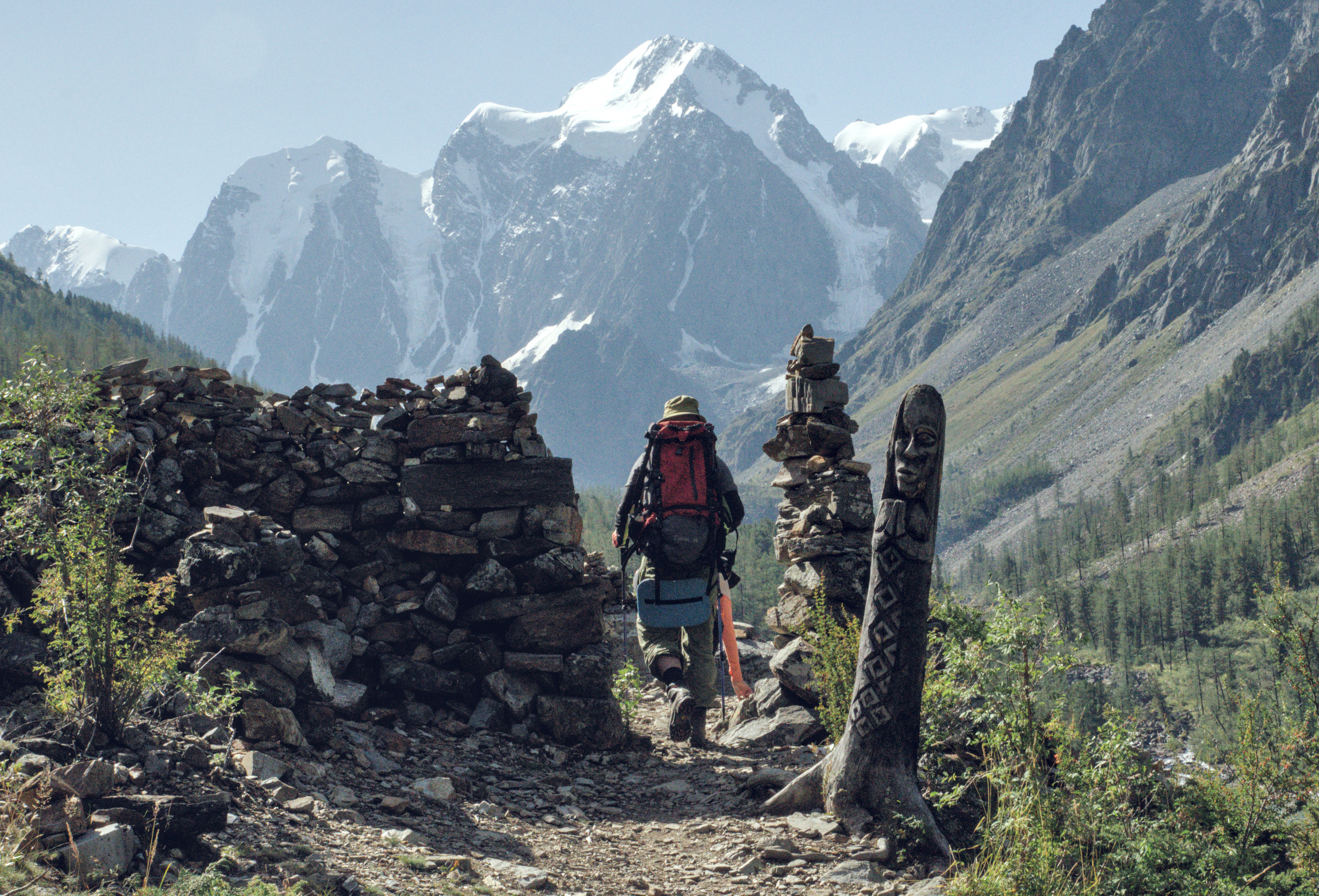 Человек идущий в горы на Алтае