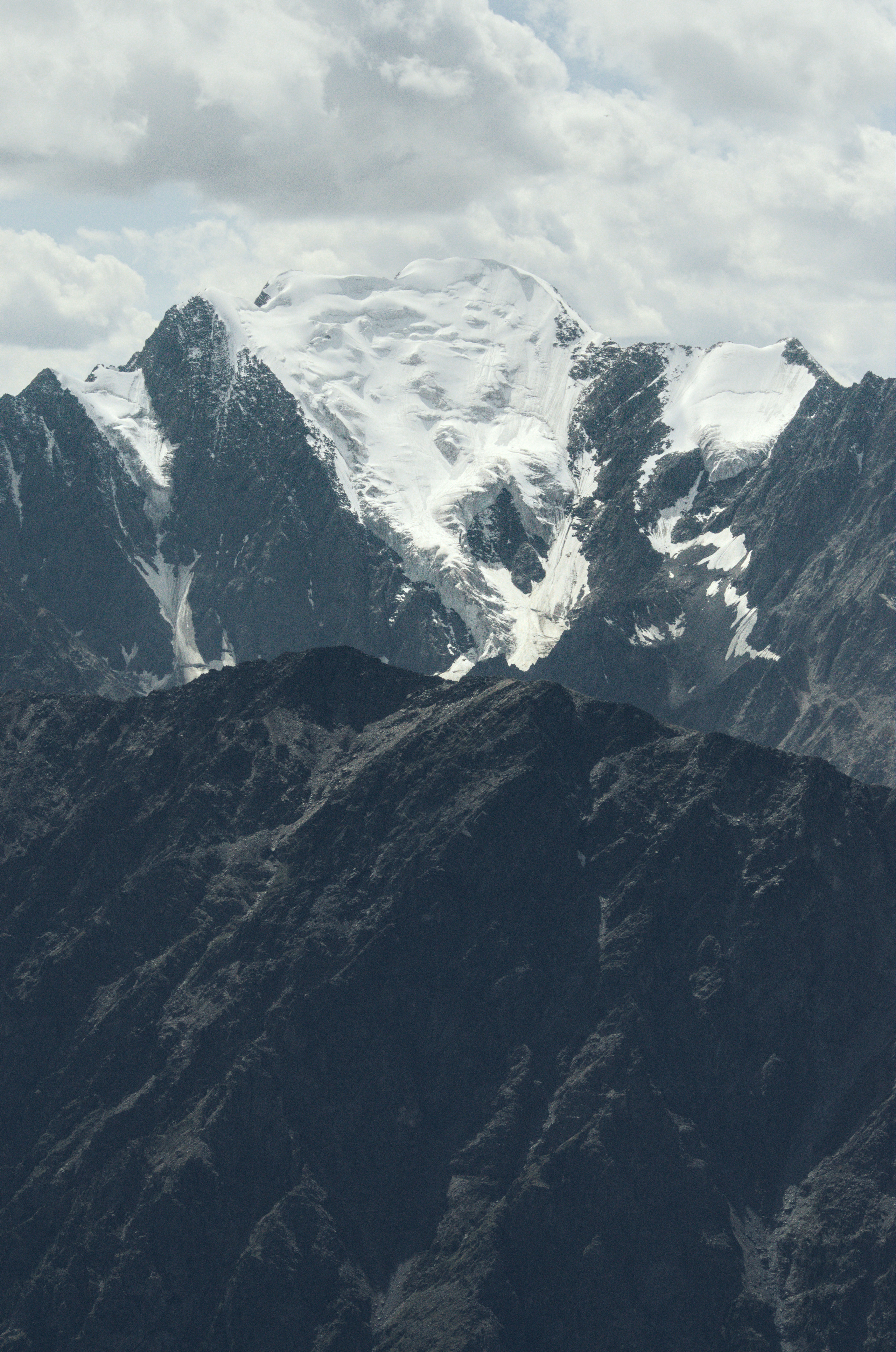 заснеженные горы Алтая