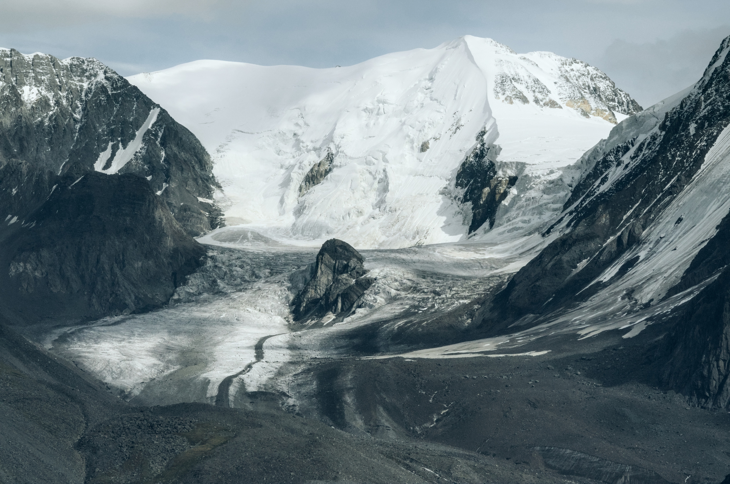 Заснеженная Гора Актру  ледник горный алтай