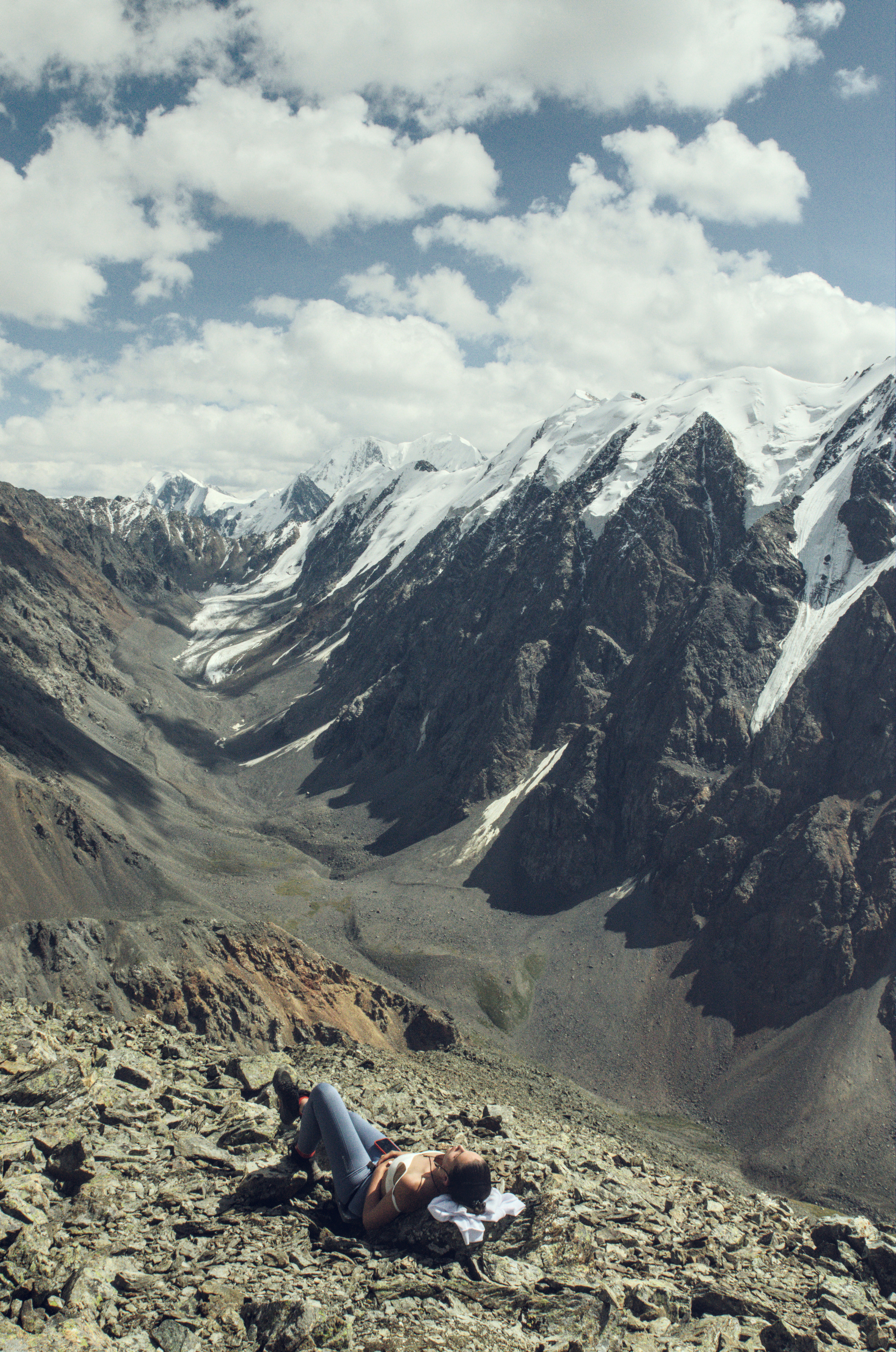 Лежащий человек на фоне гор Алтая