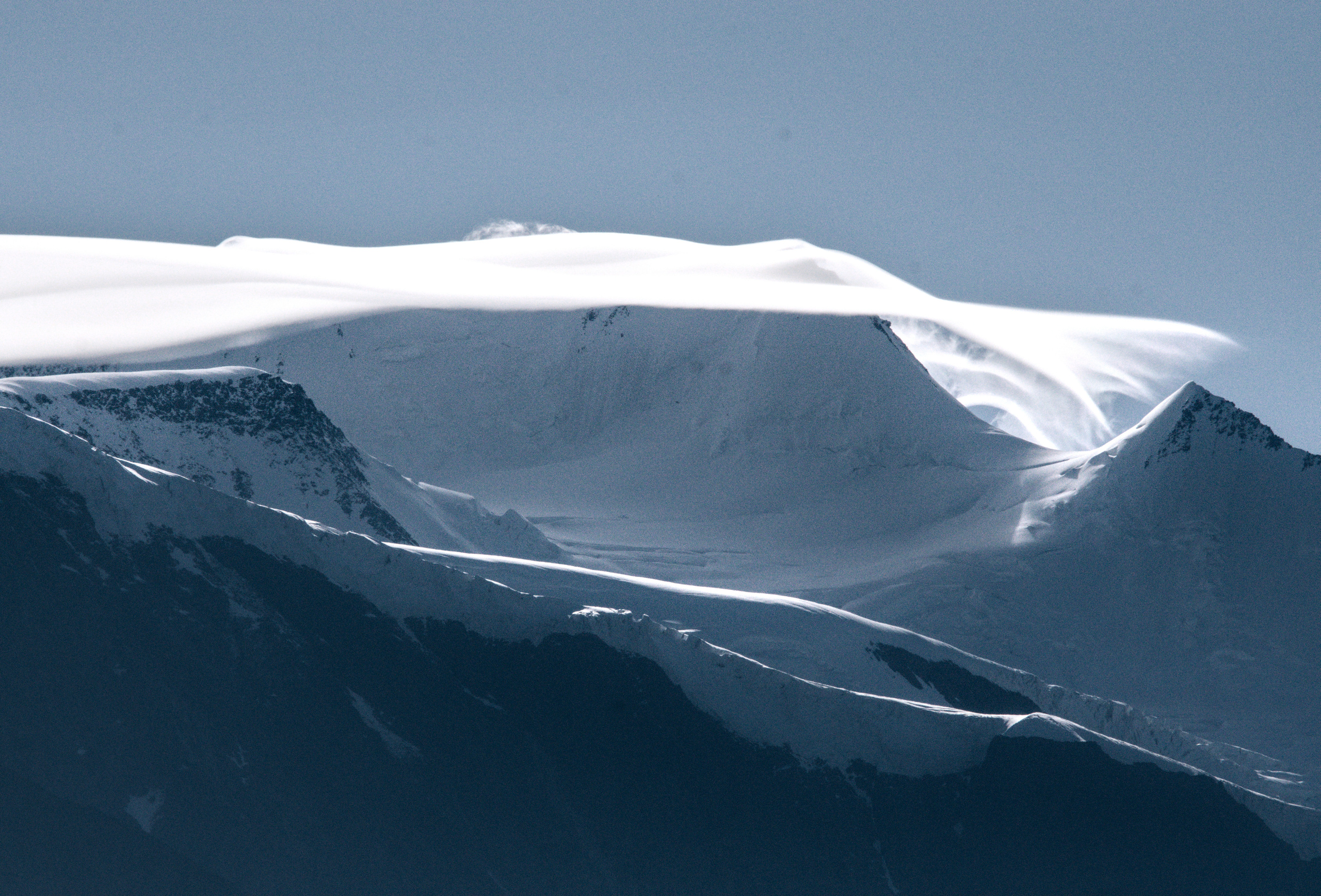 Белоснежные горы укрытые облаками