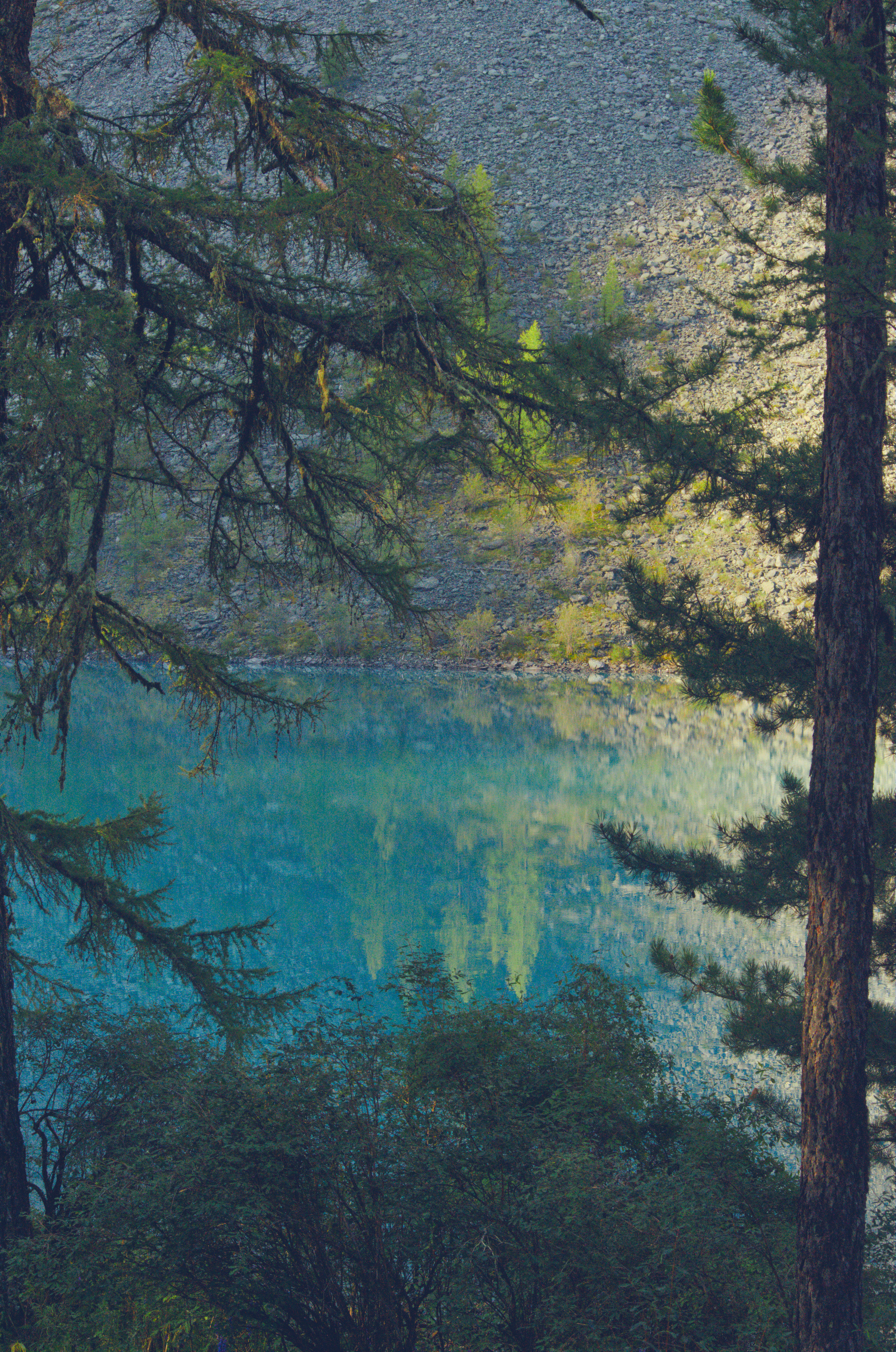 Бирюзовое шавлинское озеро на закате