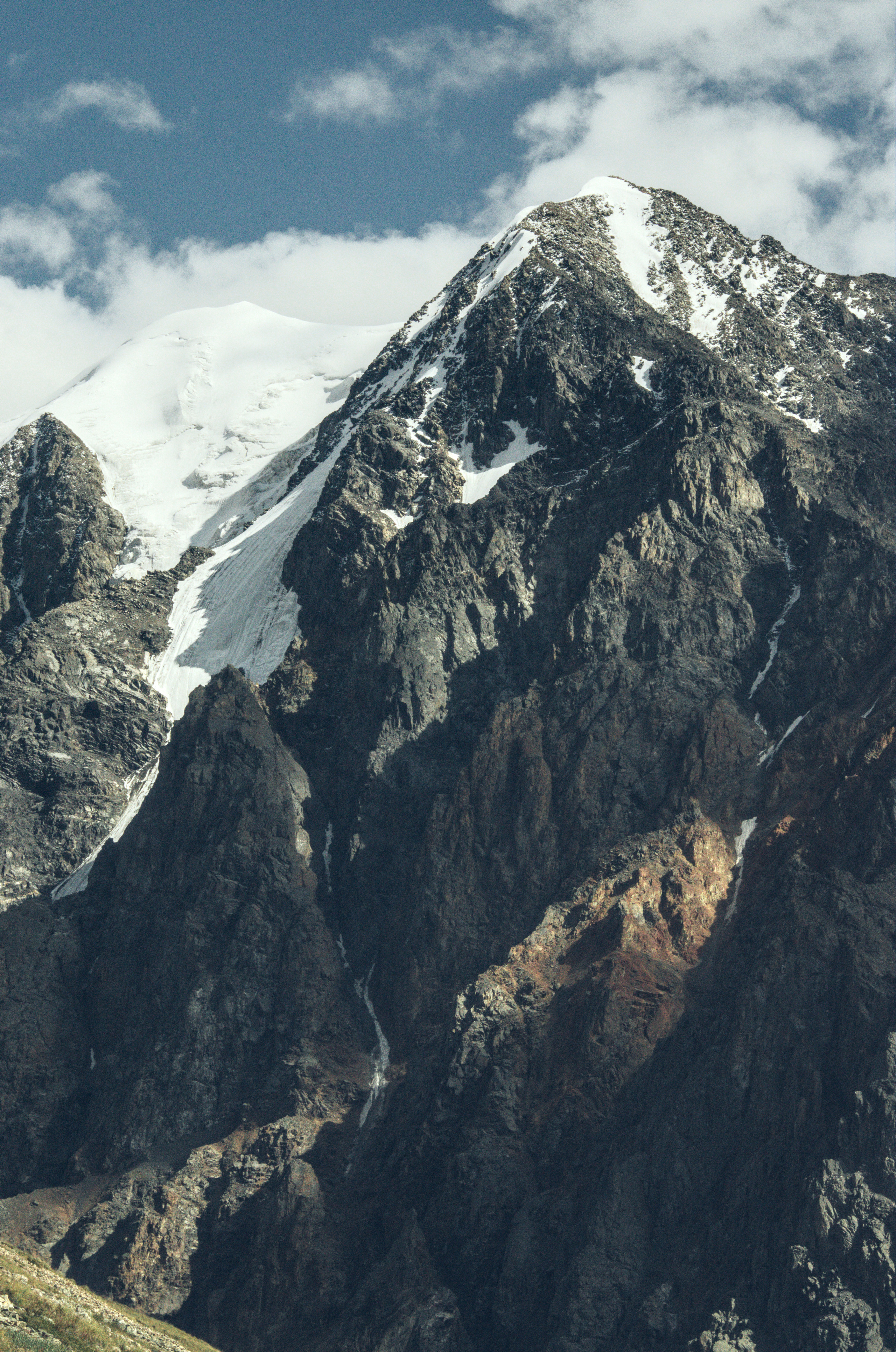 Горы и ледник Алтая с лучами солнца