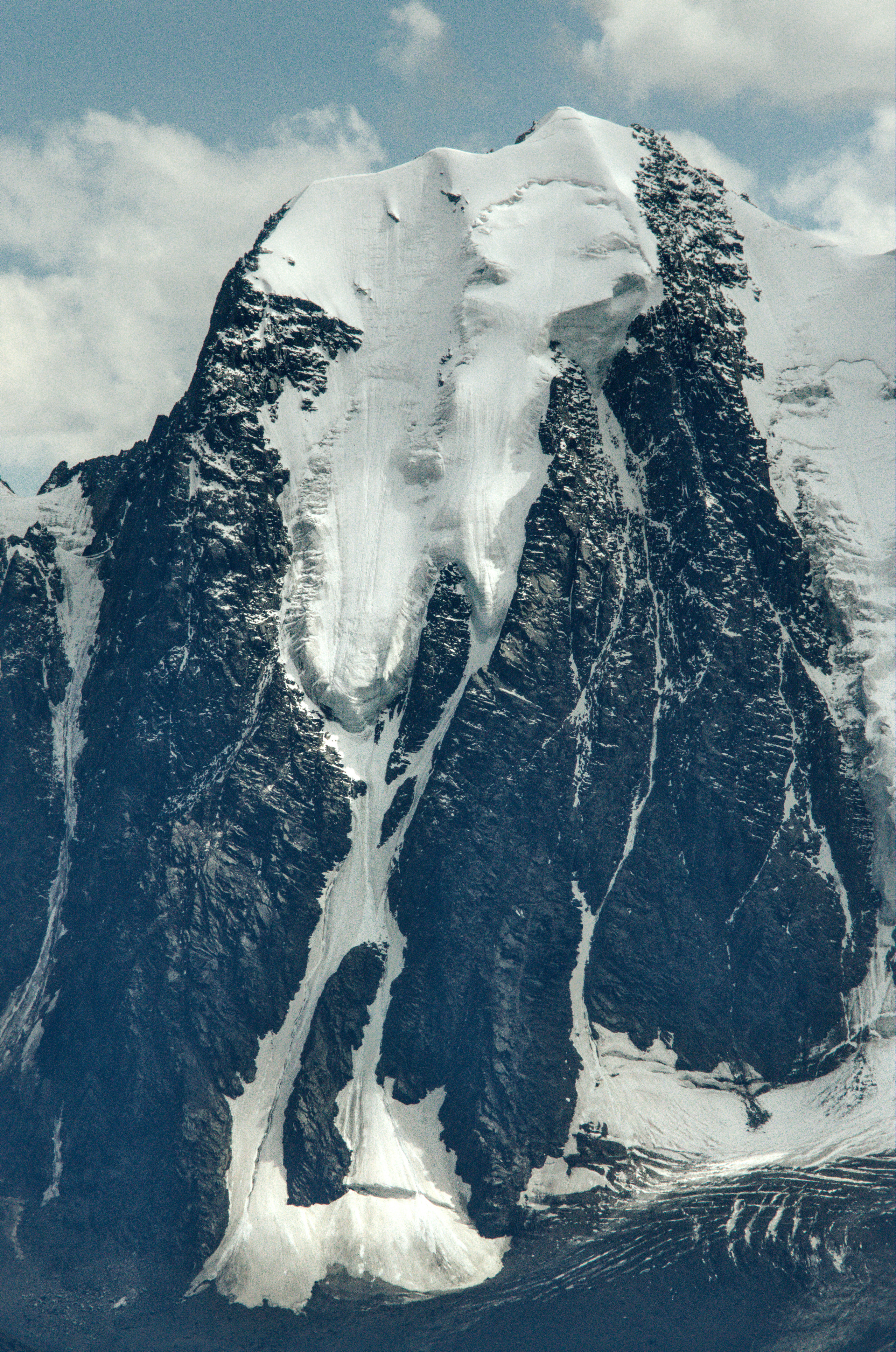 Горы и ледник Алтая серые тона