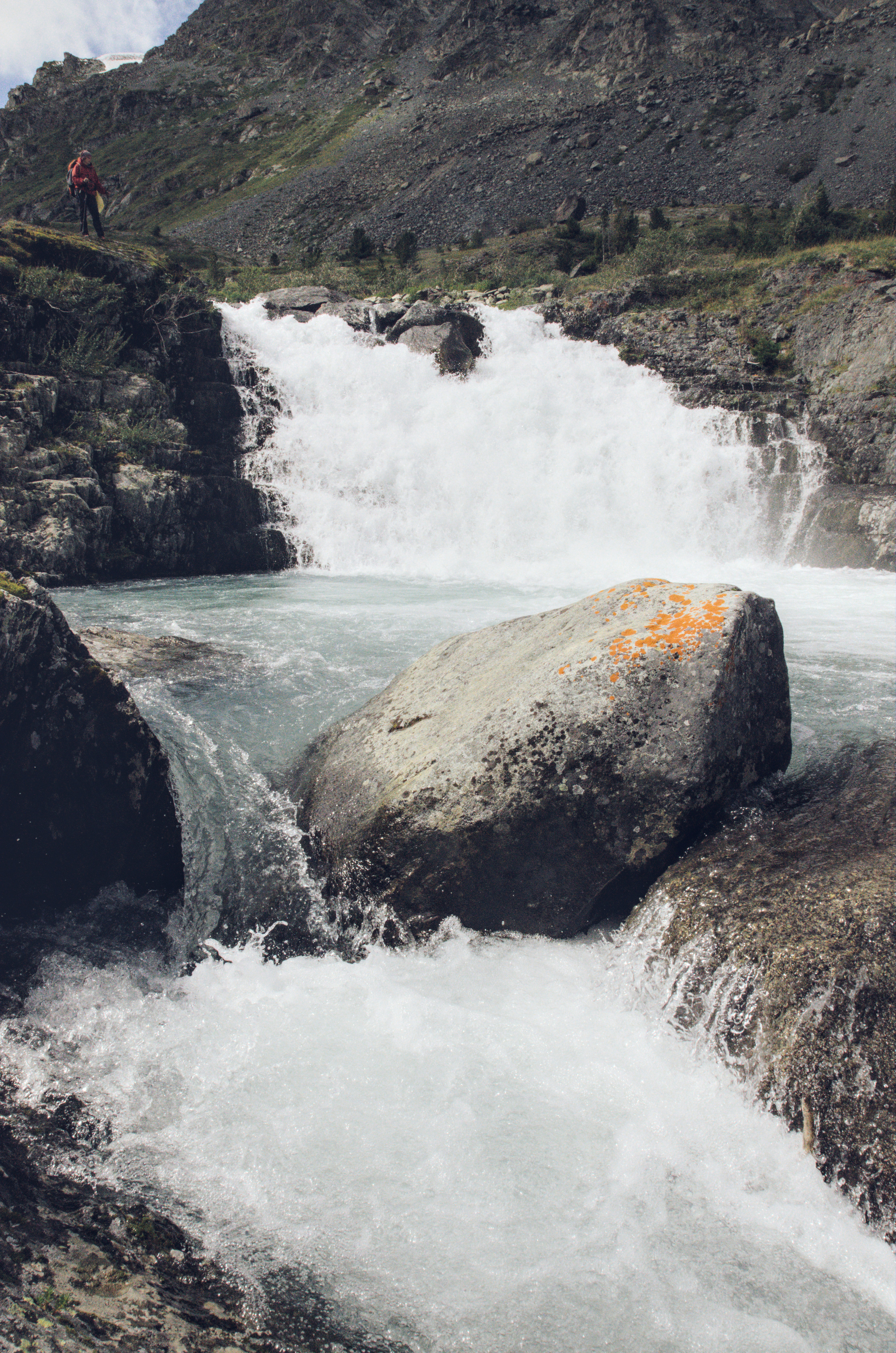 Водопад в каньоне на Алтае