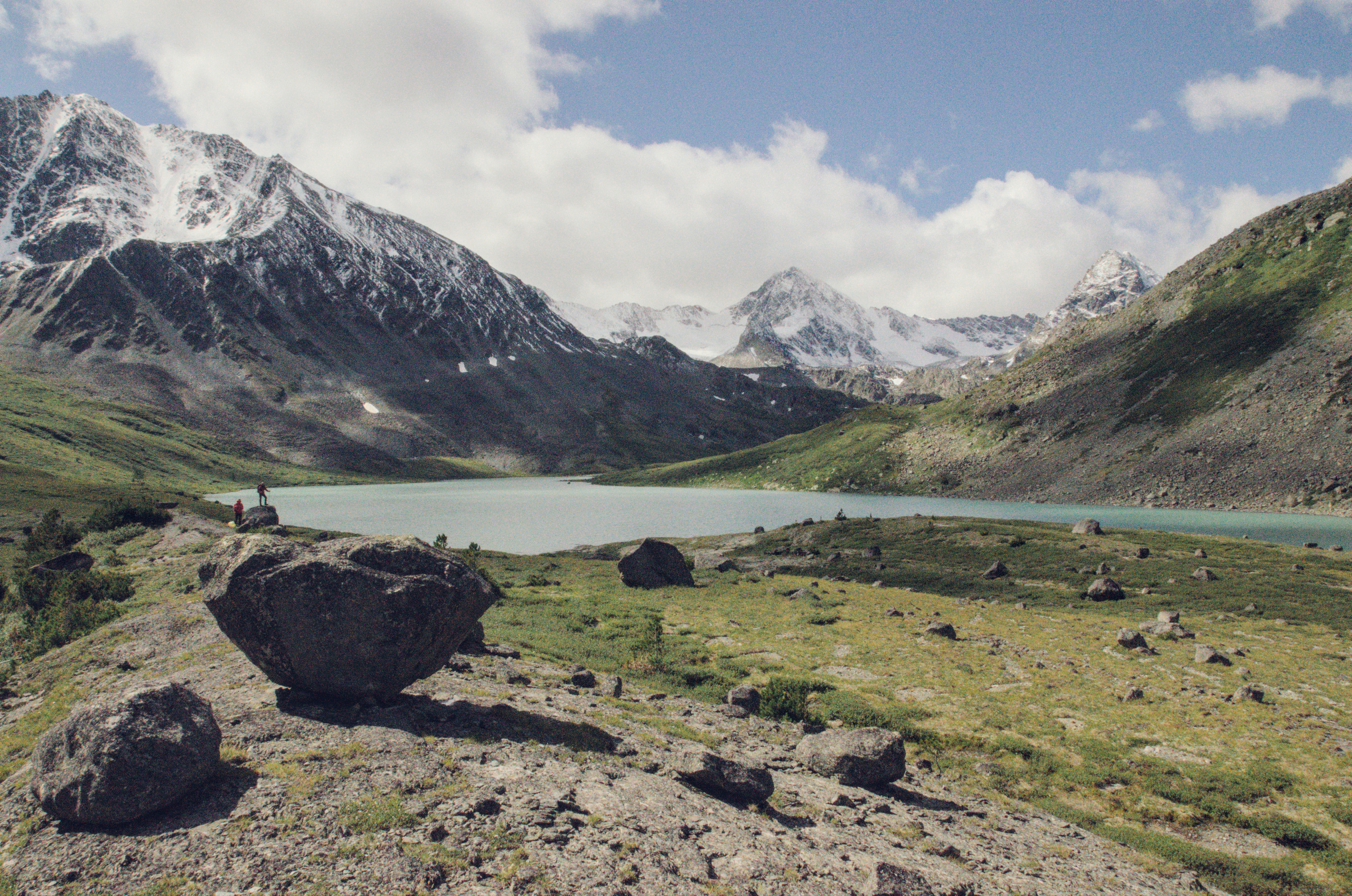 горное озеро с камнями на переднем плане
