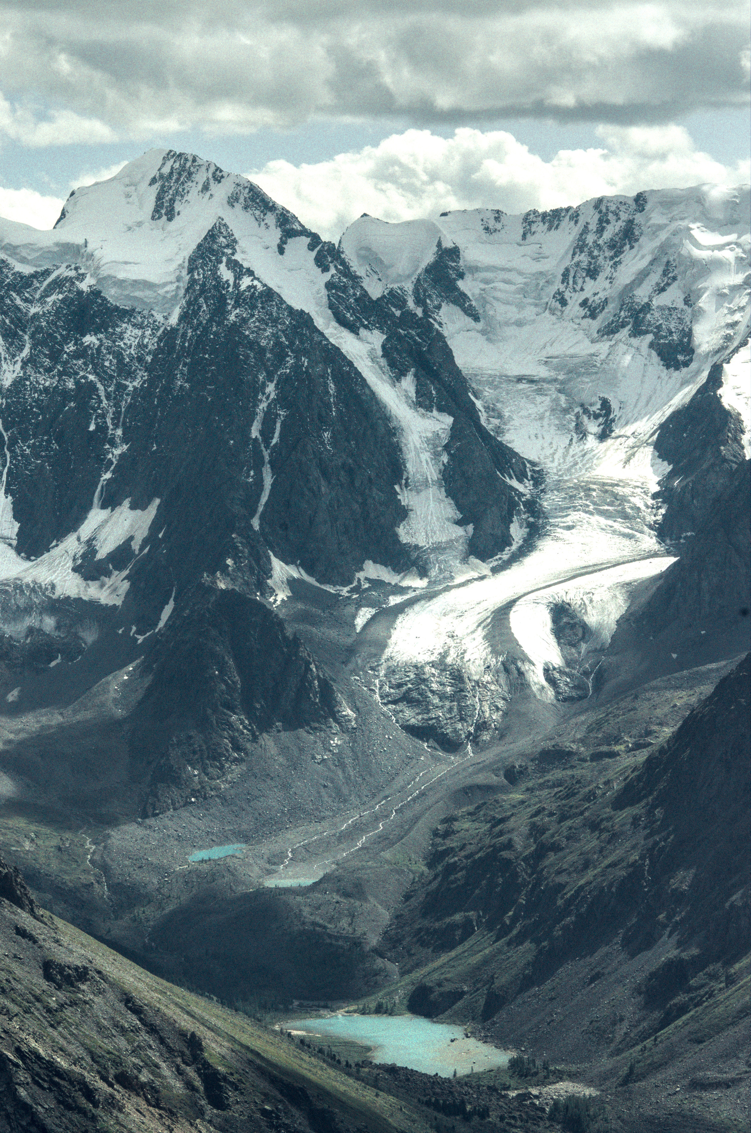 Горное озеро вид с верху. Горы Алтая шавлинское озеро