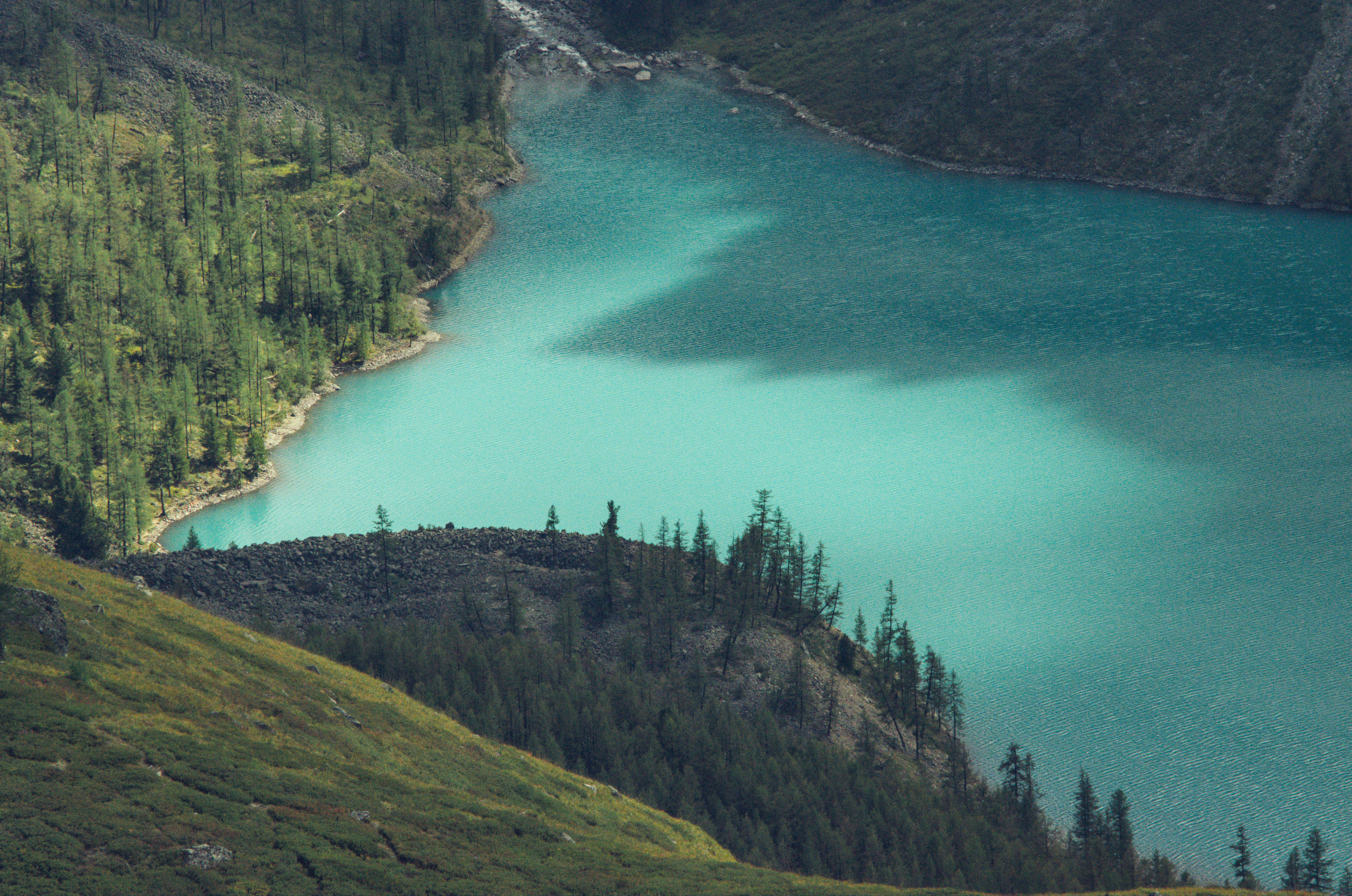Шавлинское бирюзовое озеро на Алтае