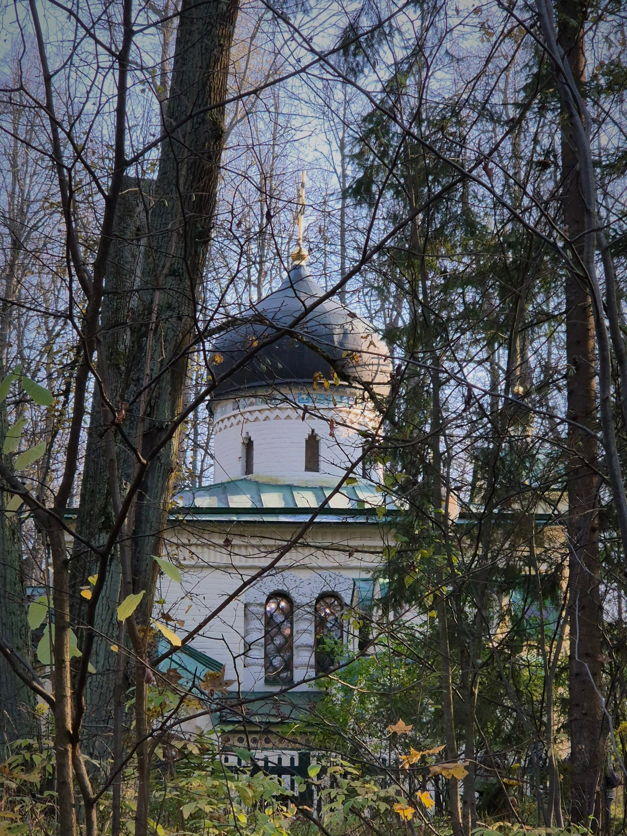 В 1880 г река Воря разлилась и на Пасху многие жители пришли в Абрамцево на службу. Было решено, что нужна небольшая церковь. Строительство начали в 1881 г