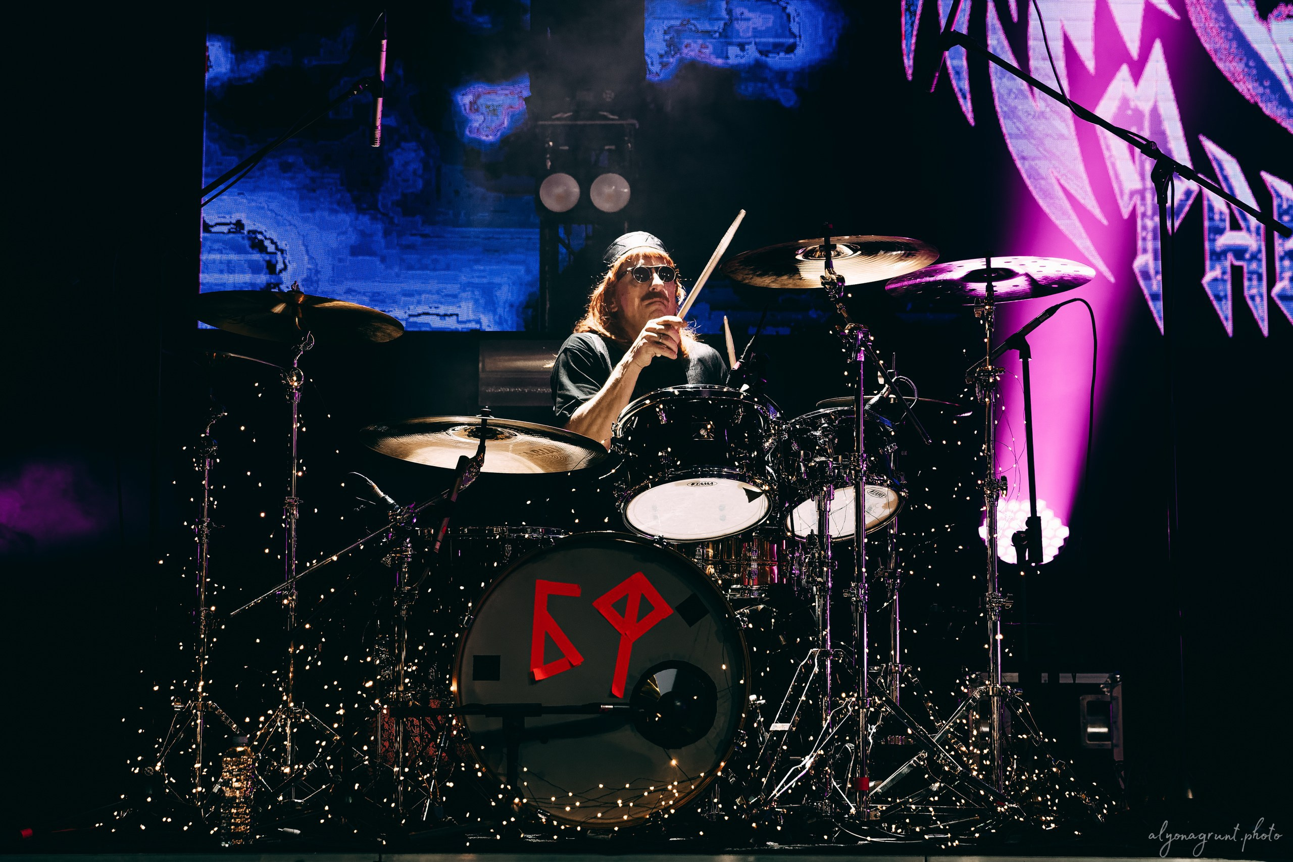 Багровый Фантомас, фоторепортаж, СПб, BASE, 14.12.2025. Алена Адрианова: фотограф в Санкт-Петербурге