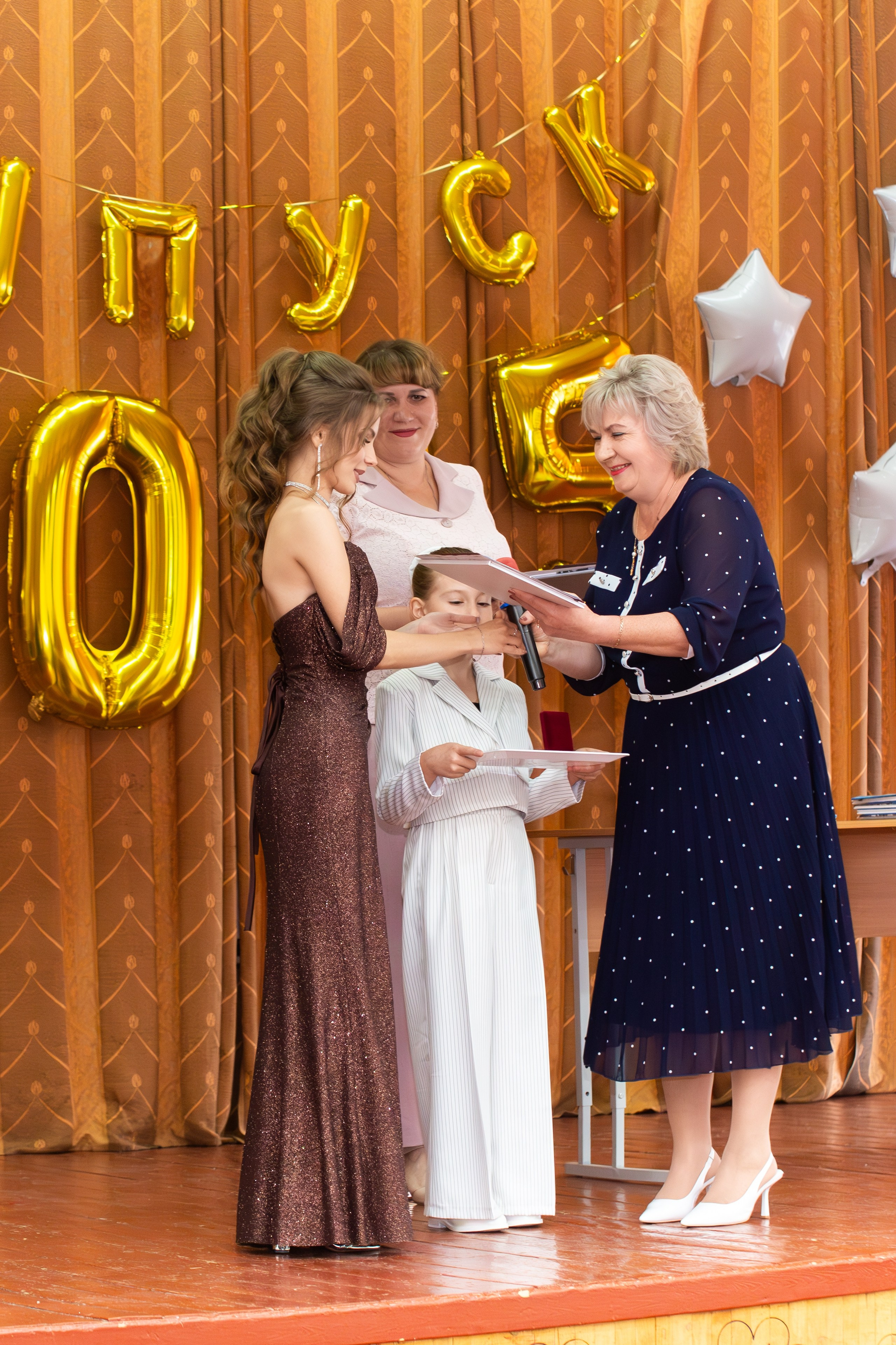 ВРУЧЕНИЕ ДИПЛОМОВ 2025 9 ШКОЛА Г.МЦЕНСК. Профессиональный фотограф в Мценске и Орловской области