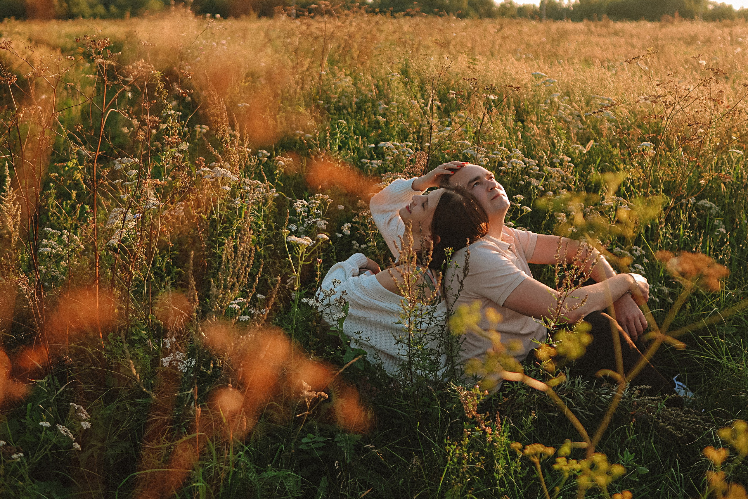 Поле love story на закате. Семейный фотограф Тюмень, фотограф на роды Салмина Мария