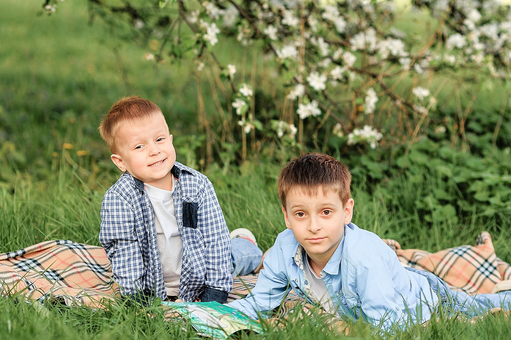 Прогулка в яблоневом саду. Семейный фотограф в Пензе Мария Левина