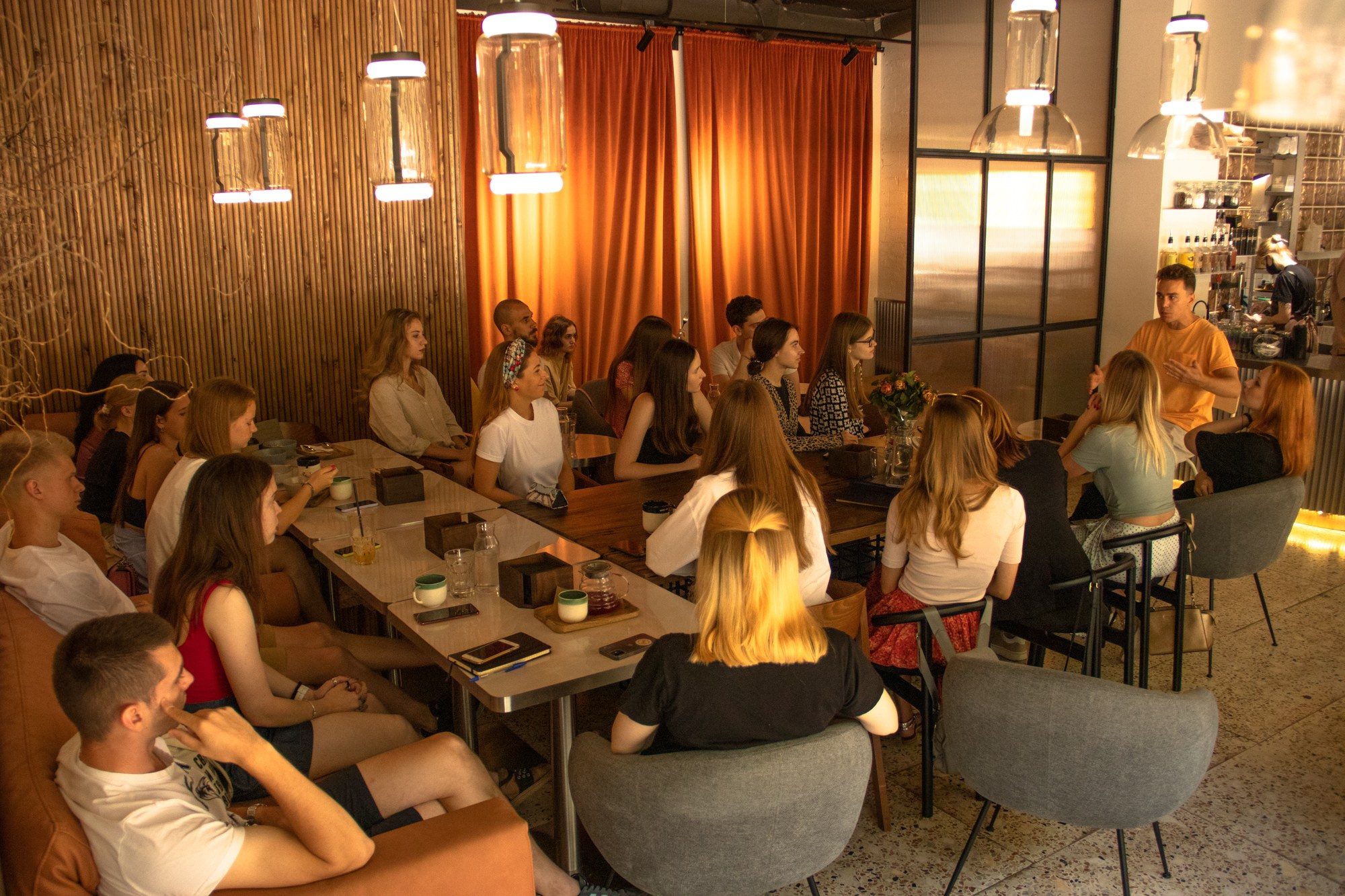 Встреча с основателем кофеен «Зацепи». Репортажный, промышленный и маркетплейс-фотограф Дмитрий Чернат