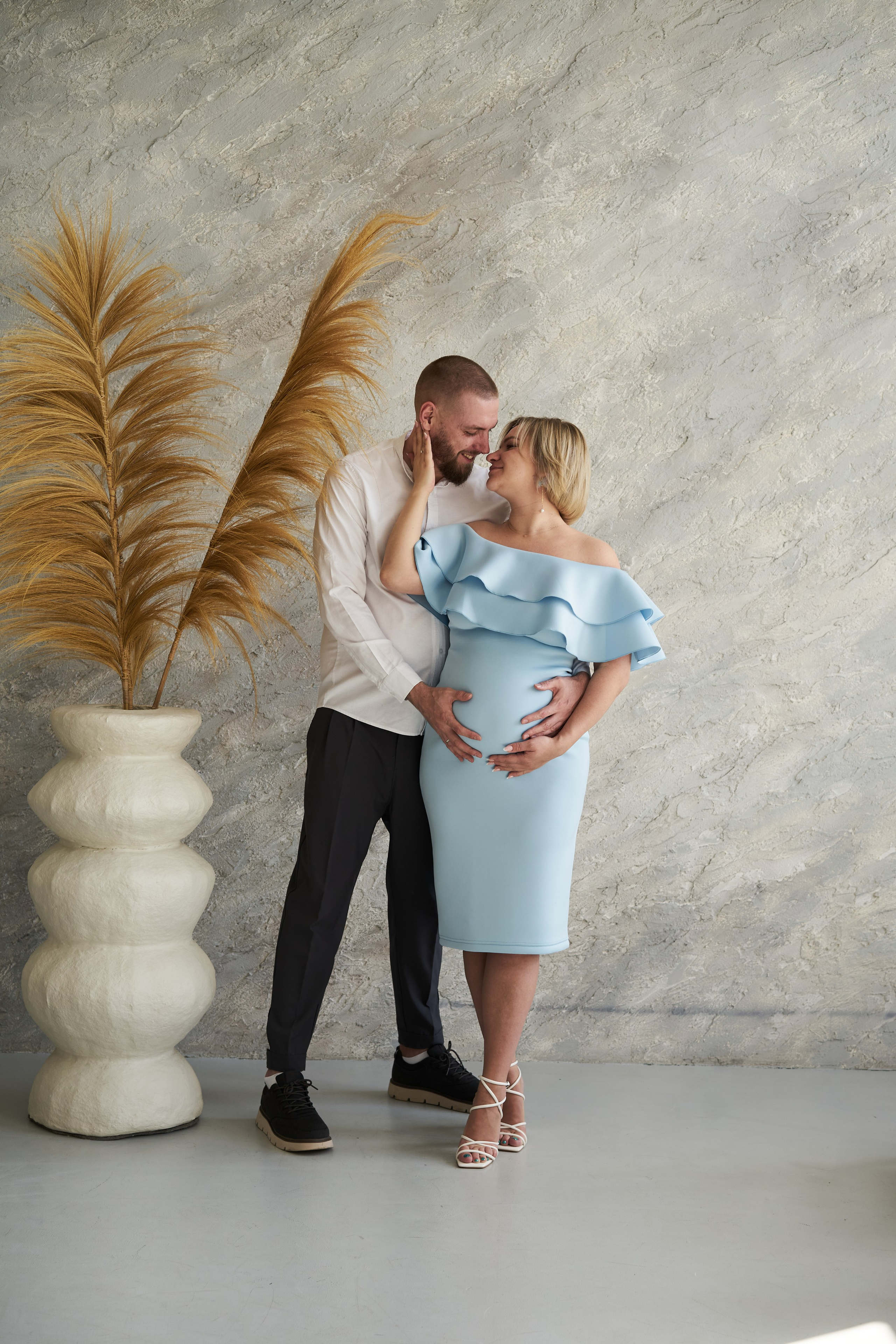 Беременность съемка пары в студии. Фотограф Екатеринбург Кокшарова Александра