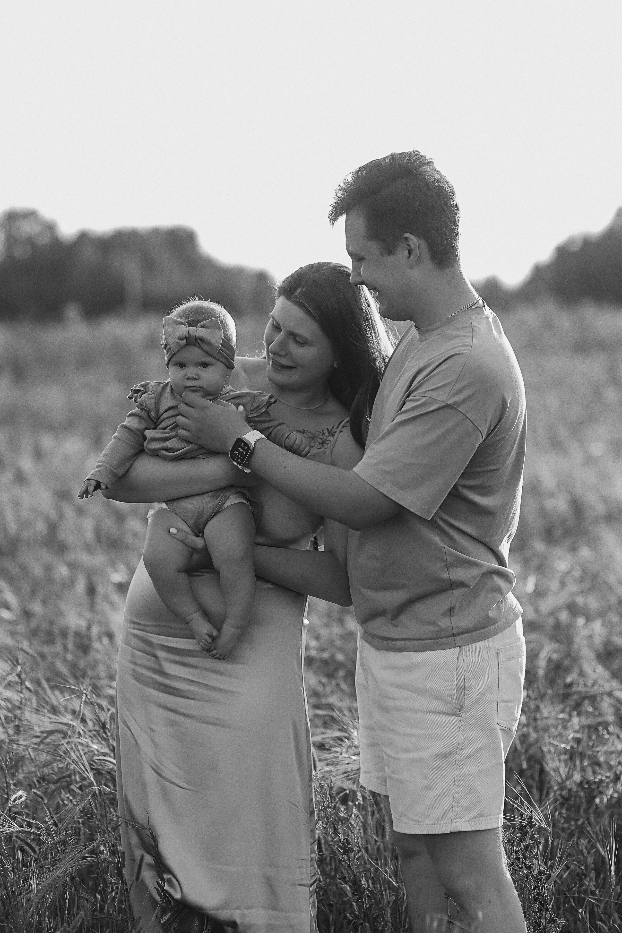 Закатное поле семейная. Семейный фотограф Тюмень, фотограф на роды Салмина Мария