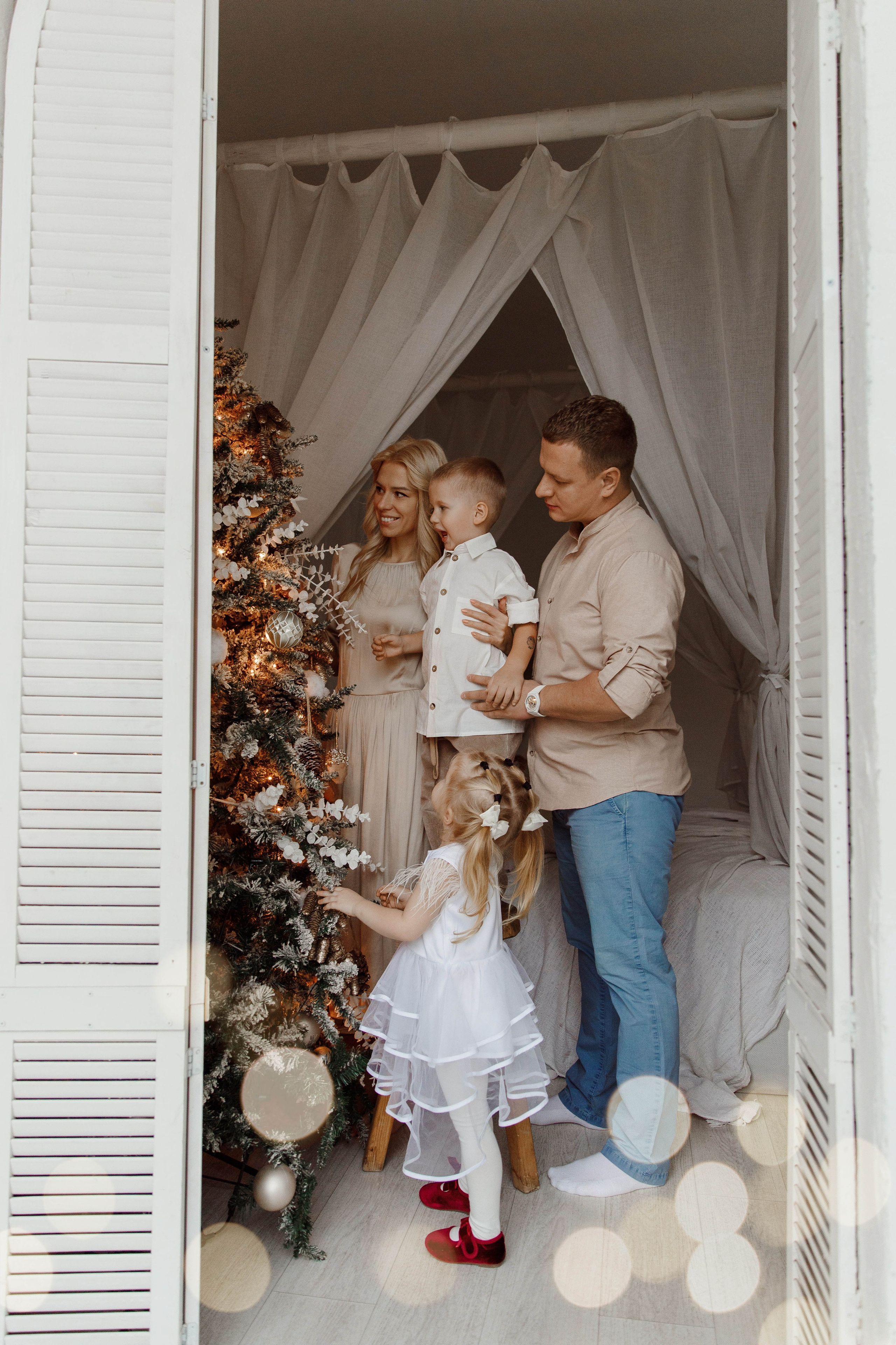 Семейная новогодняя фотосессия в студи Мимика. Фотограф Александра Сыщенко