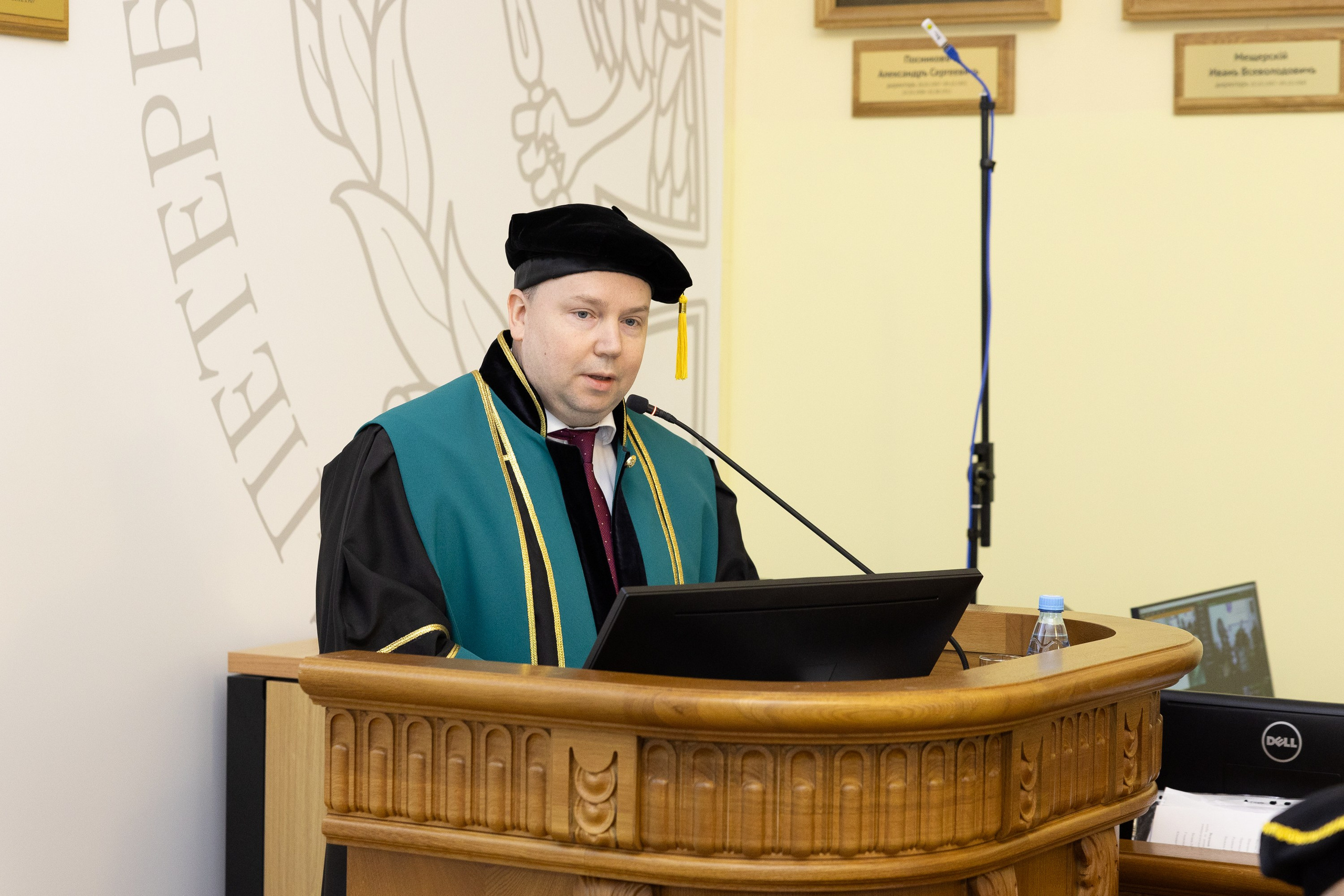 Вручения Мантия Почётного доктора директору Эрмитажа Михаилу Пиотровскому. Cup of Bib