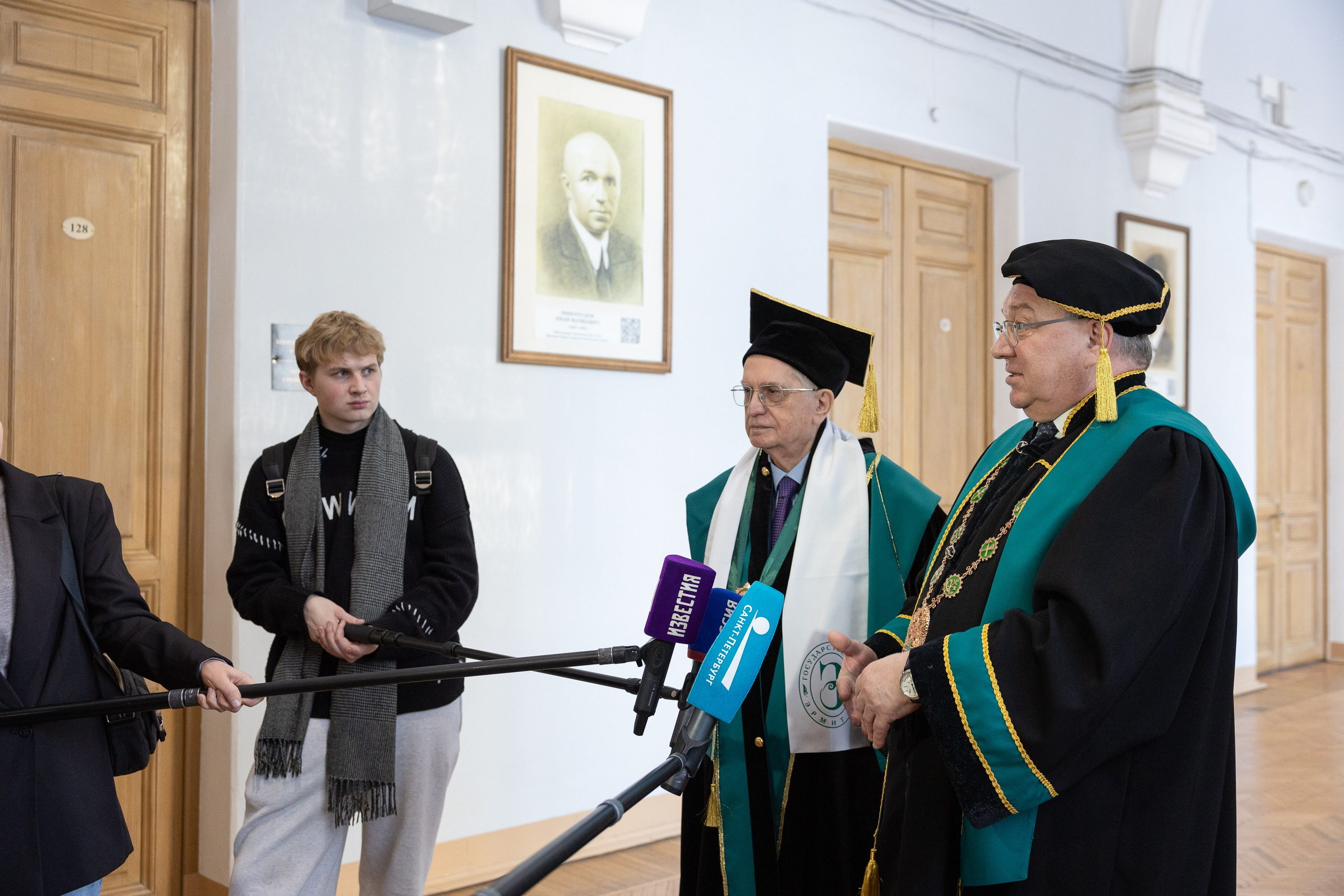 Вручения Мантия Почётного доктора директору Эрмитажа Михаилу Пиотровскому. Cup of Bib