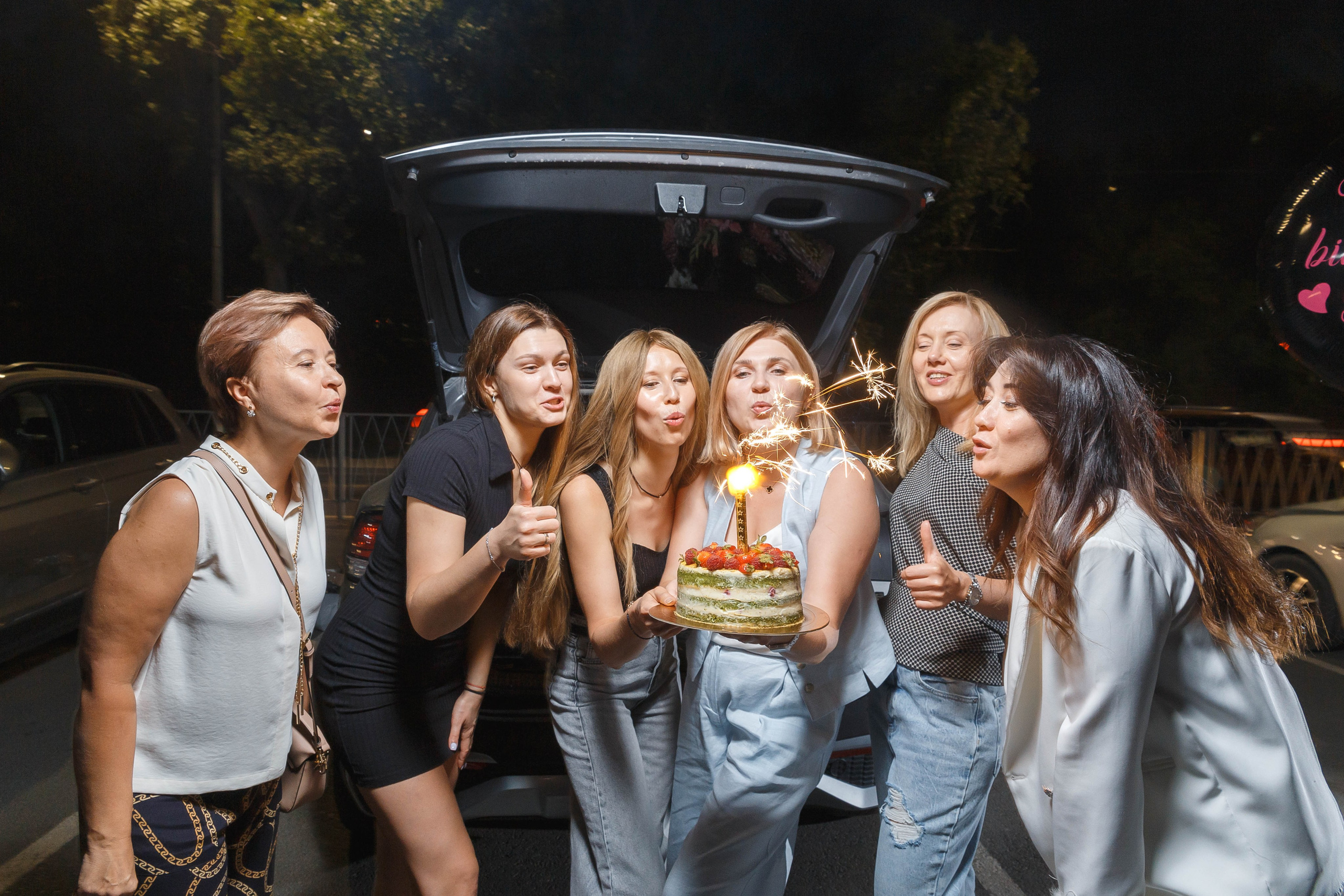 День рождения Оксаны: подруги, набережная, торт, шампанское. Событийный фотограф Максим Бескоровайновнов
