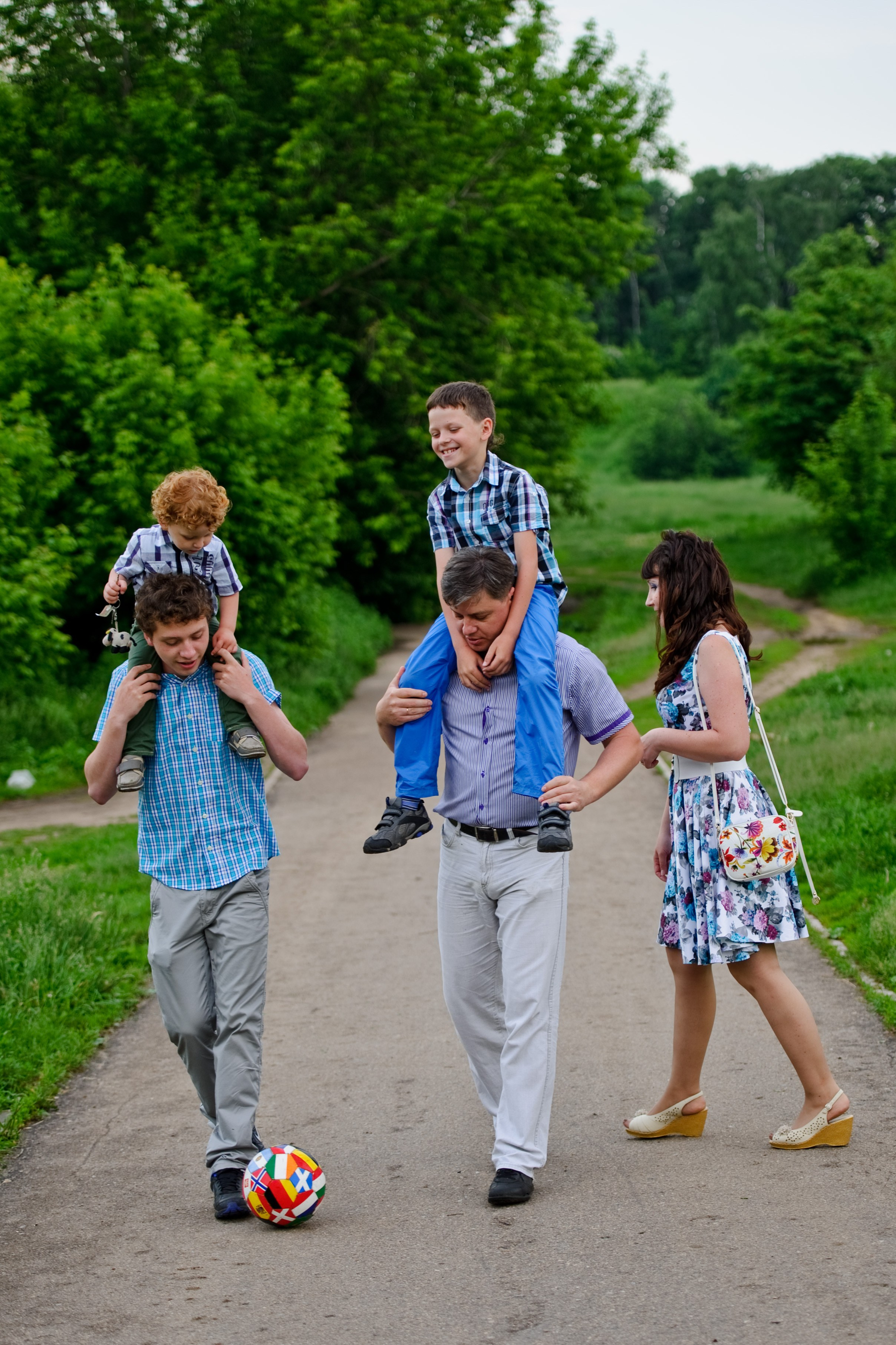 Лада, Дмитрий и 3 сына. Прогулка, Москва. Семейный фотограф Анна Дубовская