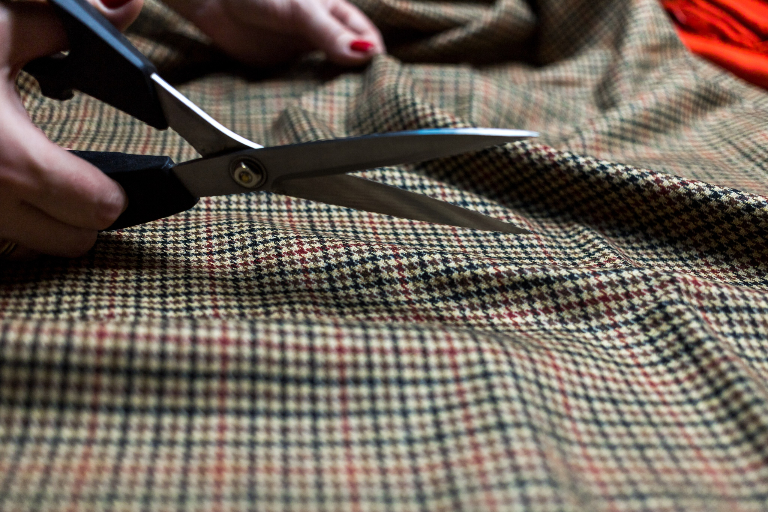 Раскрой шерстяной ткани в ёлочку портновскими ножницами, документальная съёмка ателье в Екатеринбурге, фотограф Илья Антропов