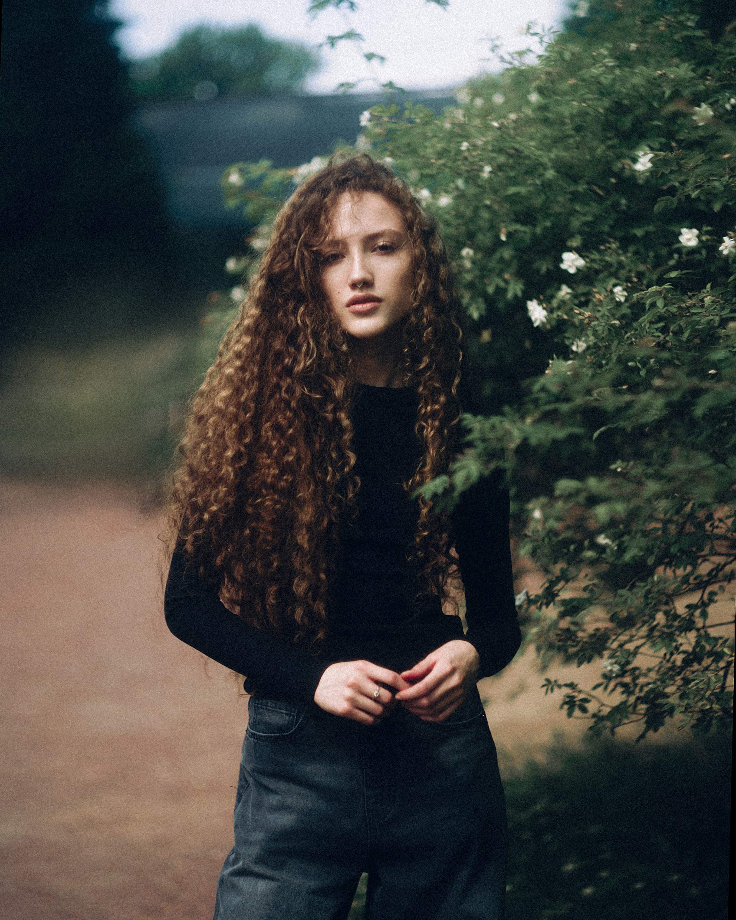 Прогулочная фотосессия в саду в Петербурге