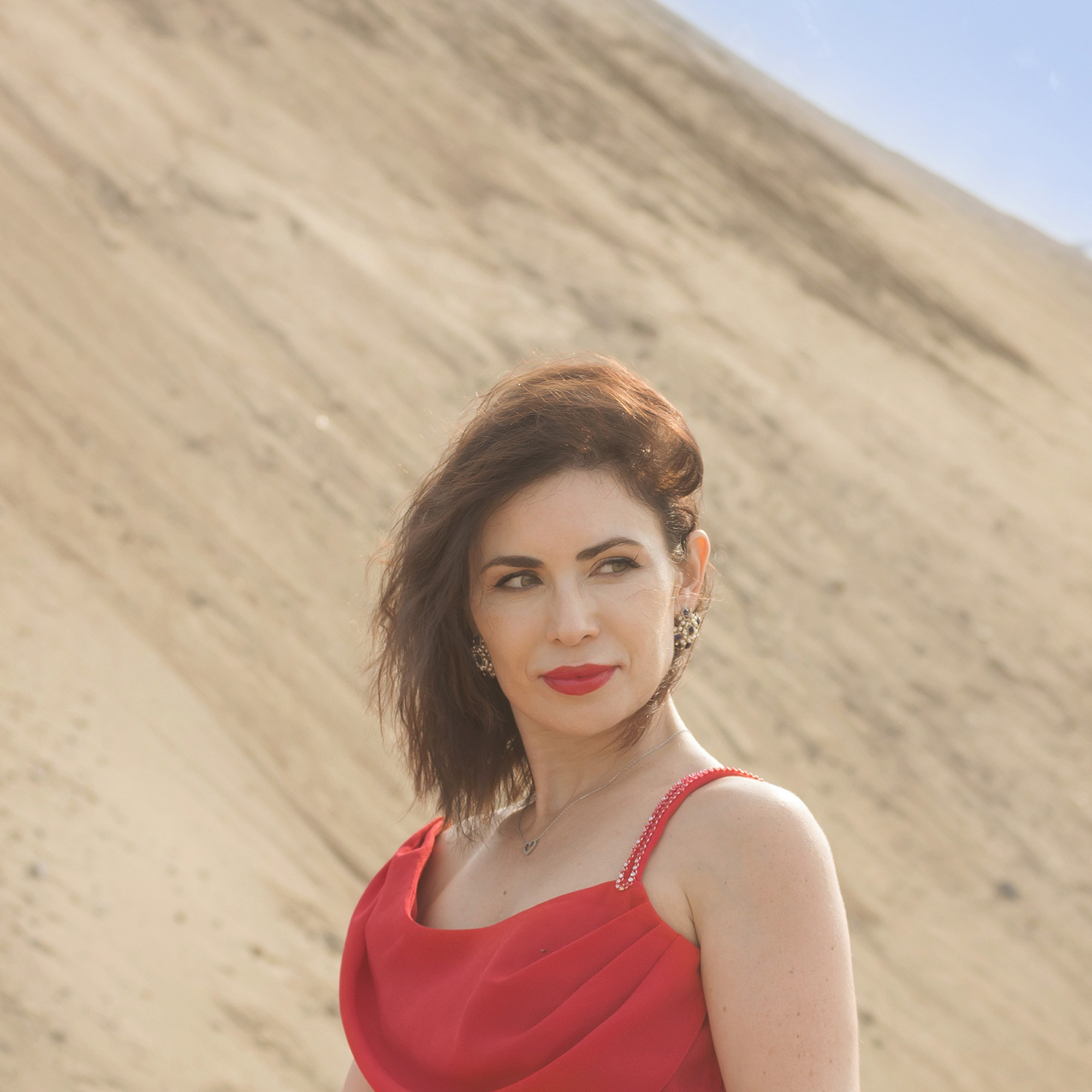Девушка в красном платье. Женский летний портрет, фотосессия в песках. Стиль минимализм.