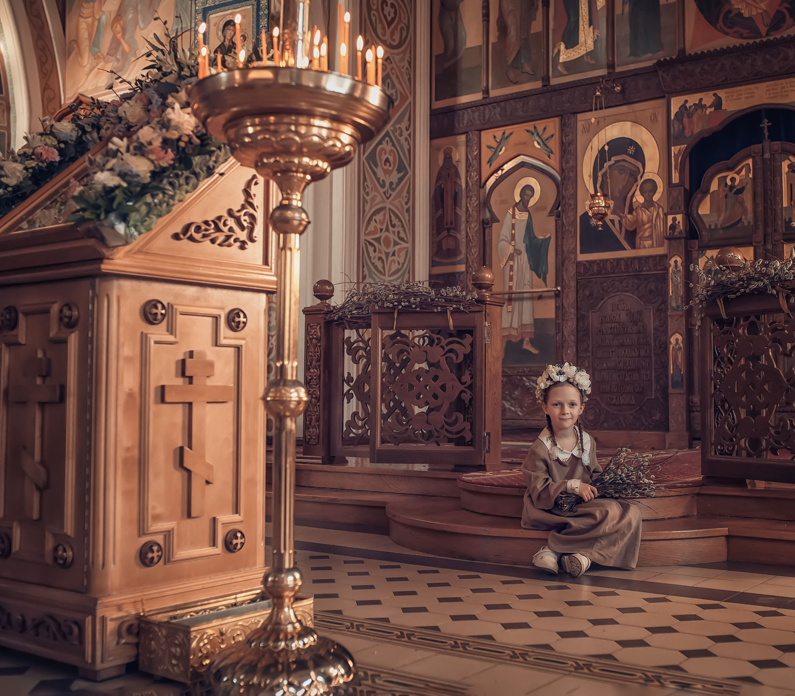 Ниночка с мамой Еленой в вербное воскресенье. Фотографы крещения/венчания  Красноярск Татьяна и Вячеслав Переваловы