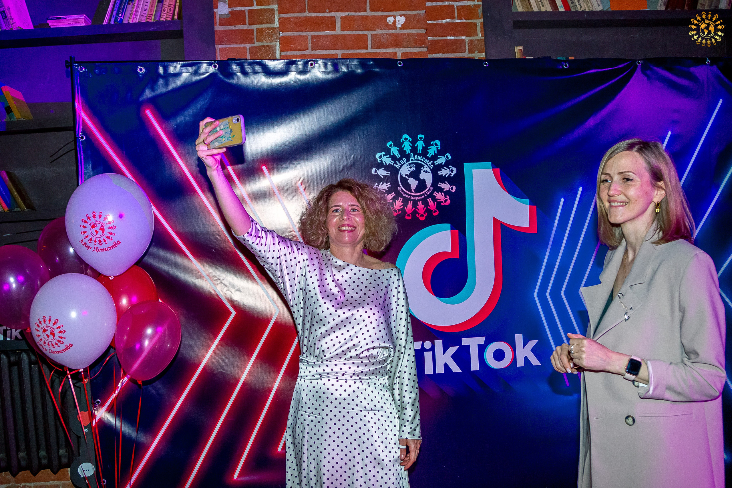 Выпускной 2023 (Школа 548; 9 Ж класс) AG Loft «Библиотека», Москва. Репортажная съемка в Москве и области. Анималистика