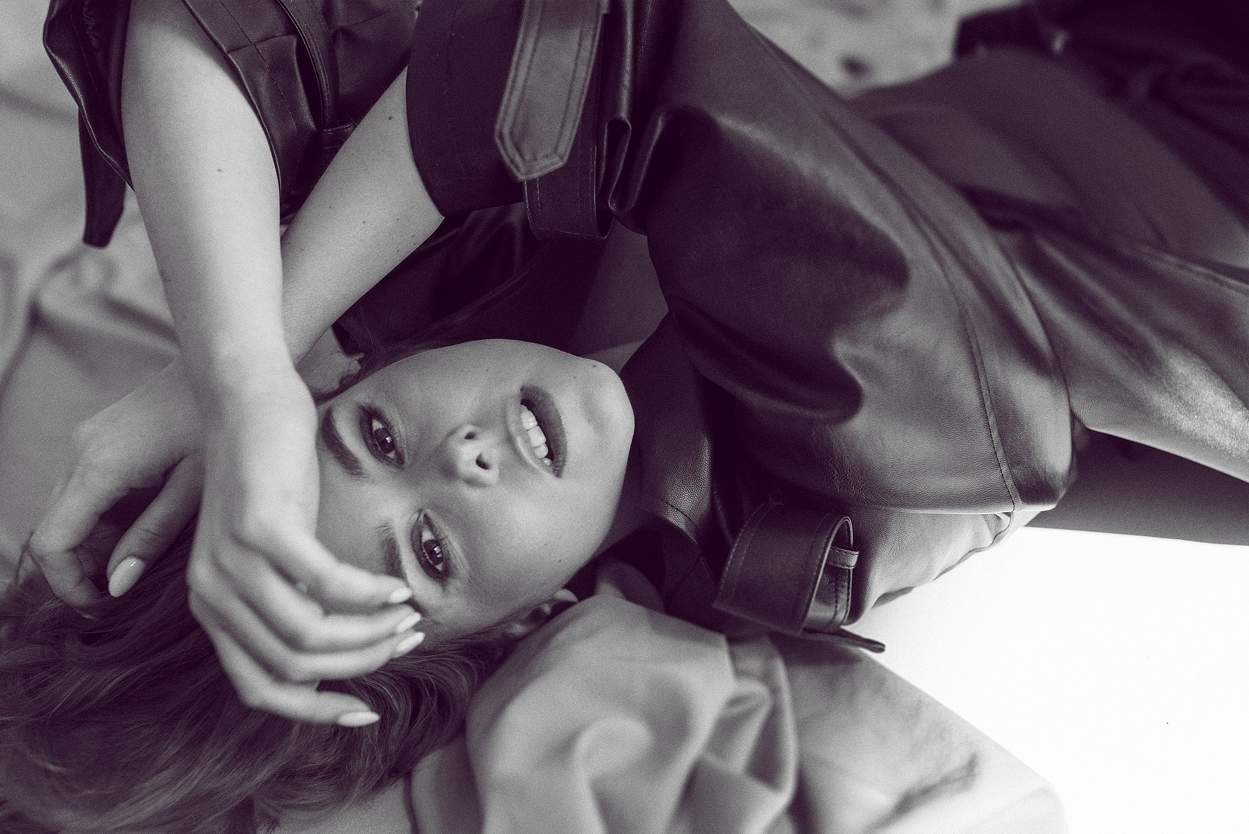 Фотосессия в кожаном плаще в циклораме. Портретный фотограф Дарья Едапина Новосибирск. Фотограф Дарья Едапина Новосибирск